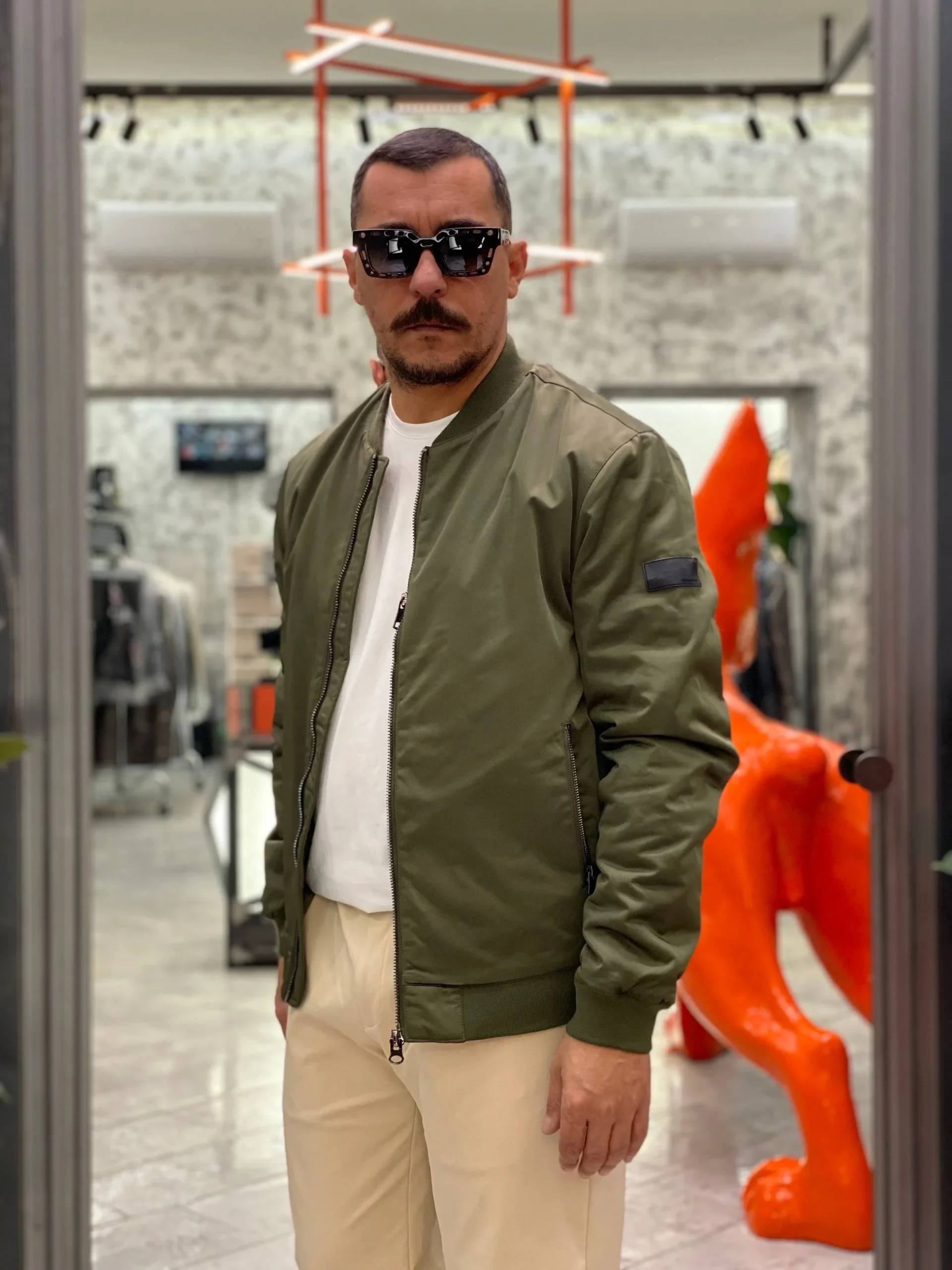 BOMBER IN NYLON MODELLO COLLEGE CON TASCHE ZIP ED ELASTICO AL FONDO - COMFORT FIT GL357R.VMIL - immagine 3