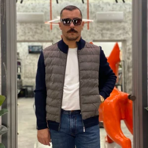 GIUBBINO TRAPUNTATO IN MAGLIA ELASTICIZZATA CON TASCHE A FILO E CHIUSURA ZIP - SLIM FIT 26W07JK