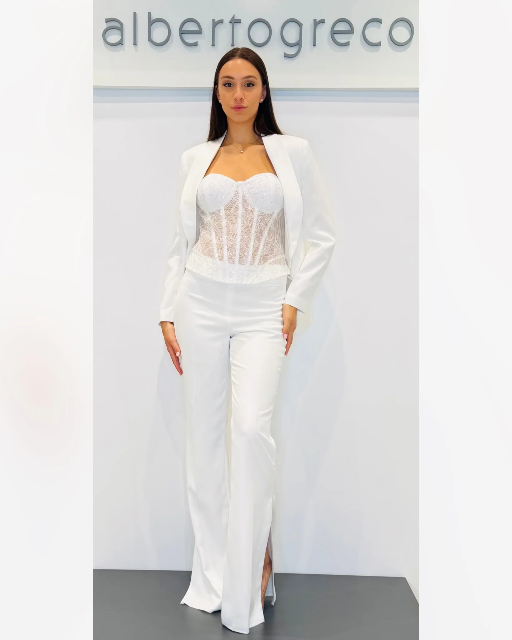 Completo bustier in pizzo, giacca e pantaloni in crepe - immagine 2