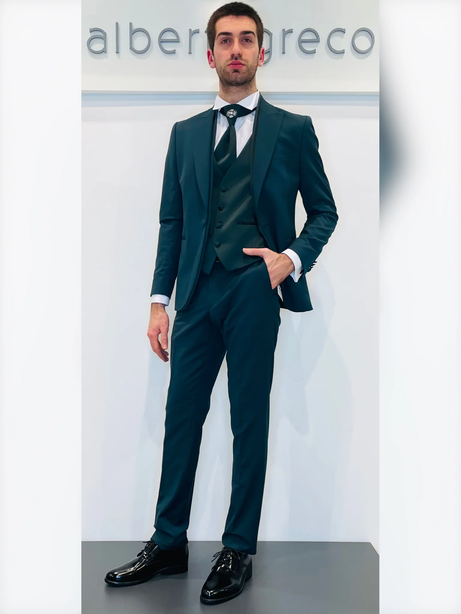 Completo cerimonia con giacca con motivo in raso su davanti - immagine 6