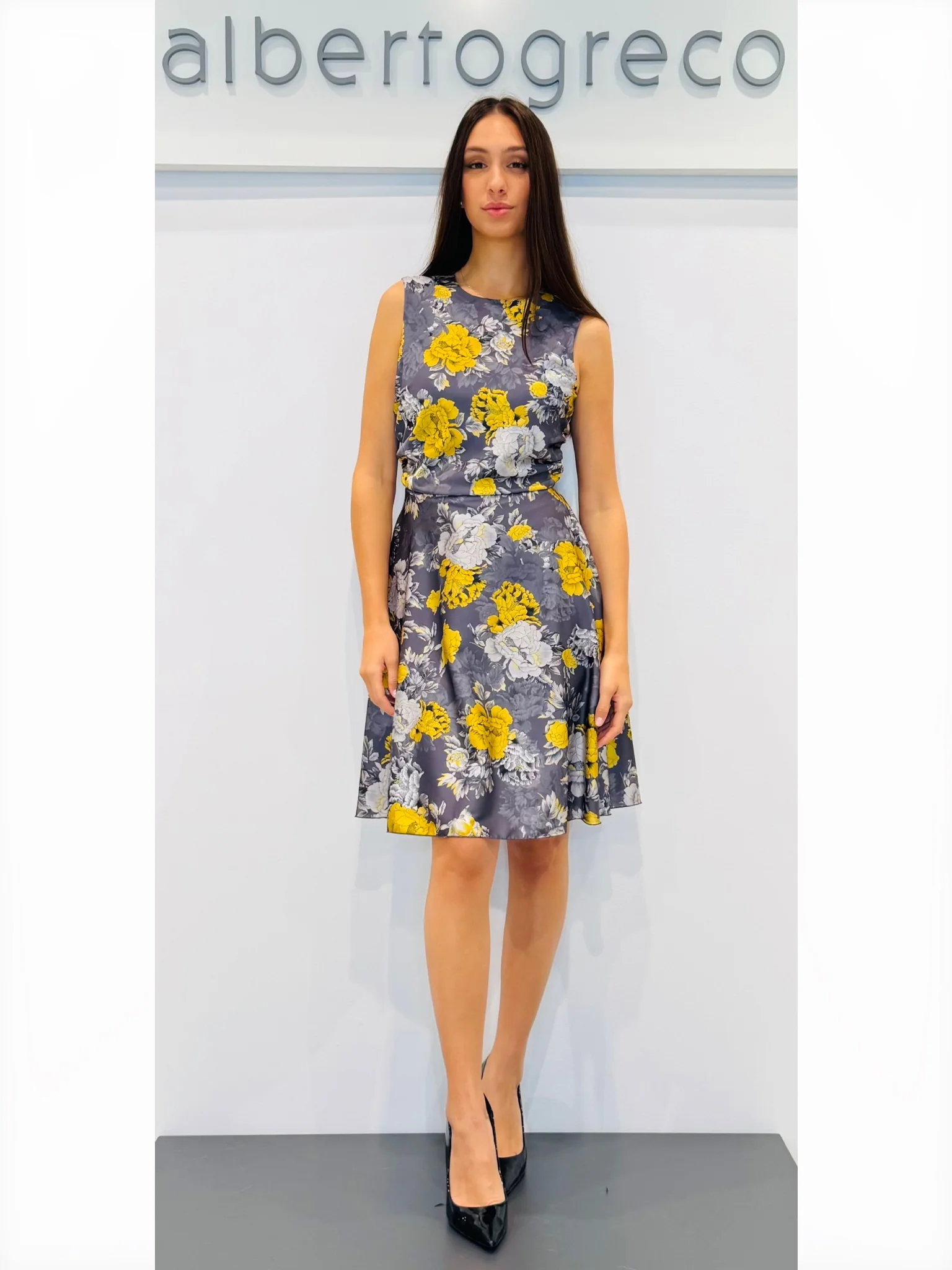 Abito corto in fantasia floreale - immagine 5