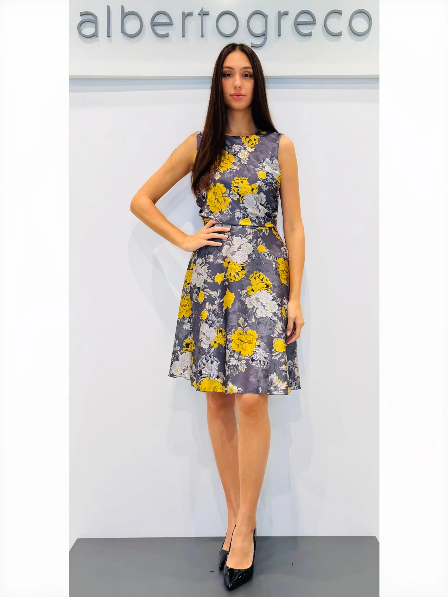 Abito corto in fantasia floreale - immagine 2