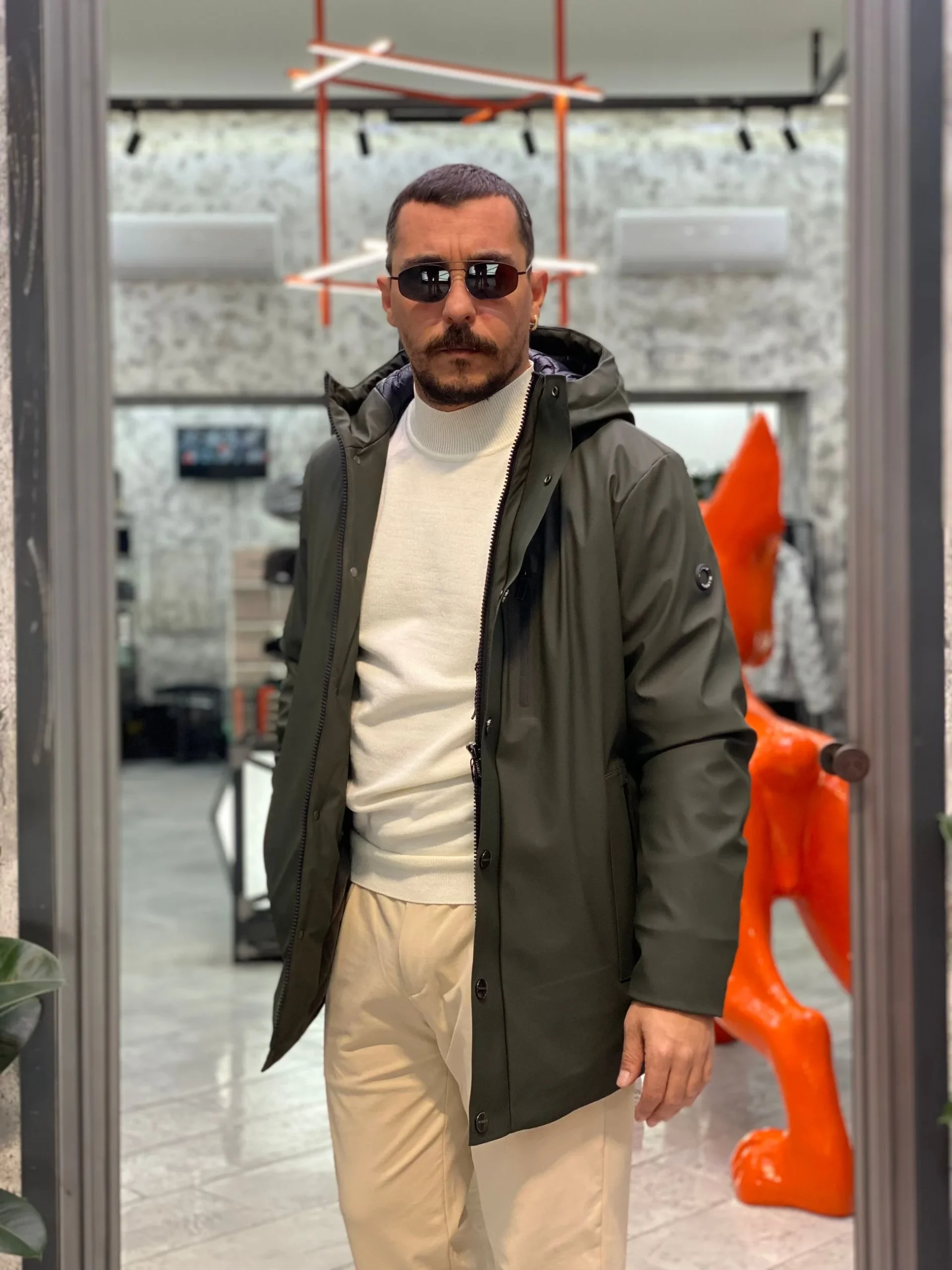 PARKA GOMMATO CON CAPPUCCIO E CHIUSURA ZIP/BOTTONI AUTOMATICI. STRETCH AND TECHNICAL - REGULAR FIT MK9940025.VMIL - immagine 3