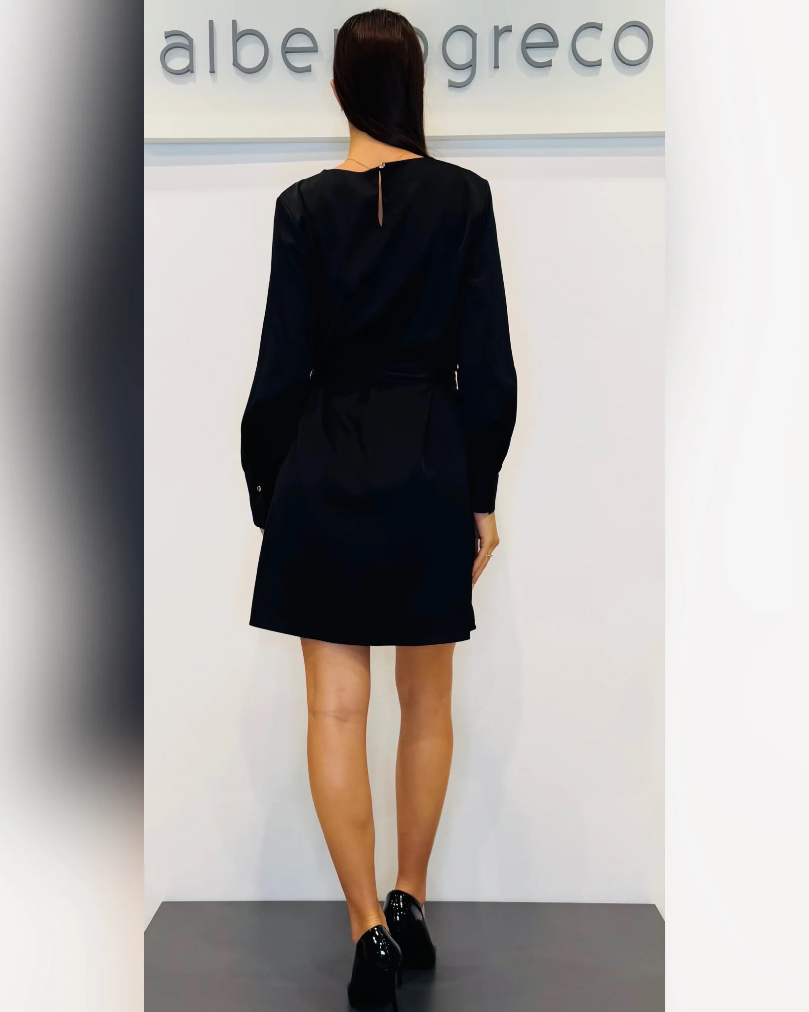 Abito corto con manica lunga in raso - immagine 5