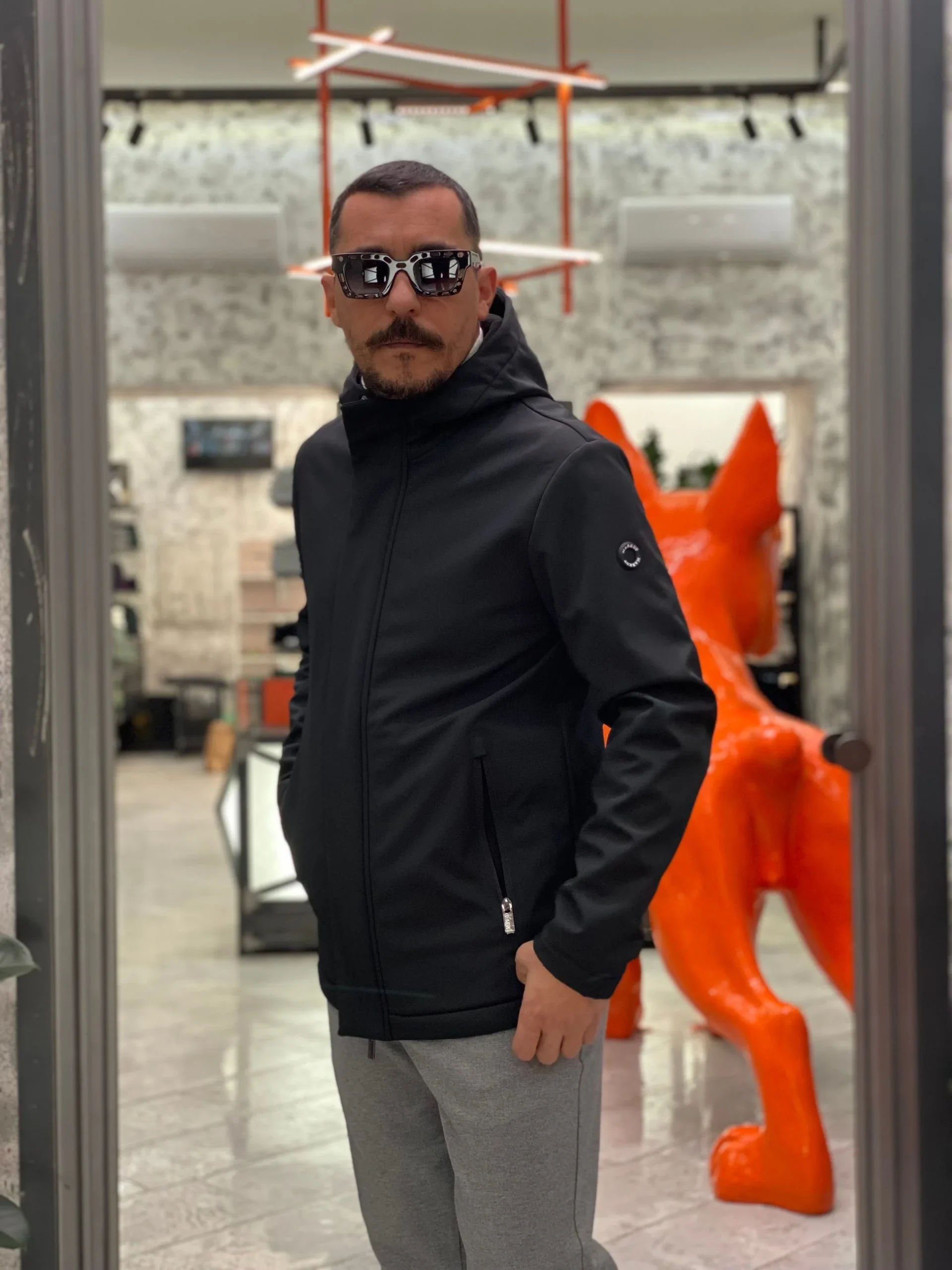 PARKA CORTO CON CAPPUCCIO IN TESSUTO SOFTSHELL ED INTERNO IN PILE - REGULAR FIT MK9940016.NER - immagine 6