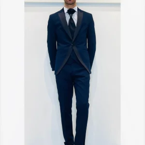 Completo cerimonia con giacca con rever con inserto in raso