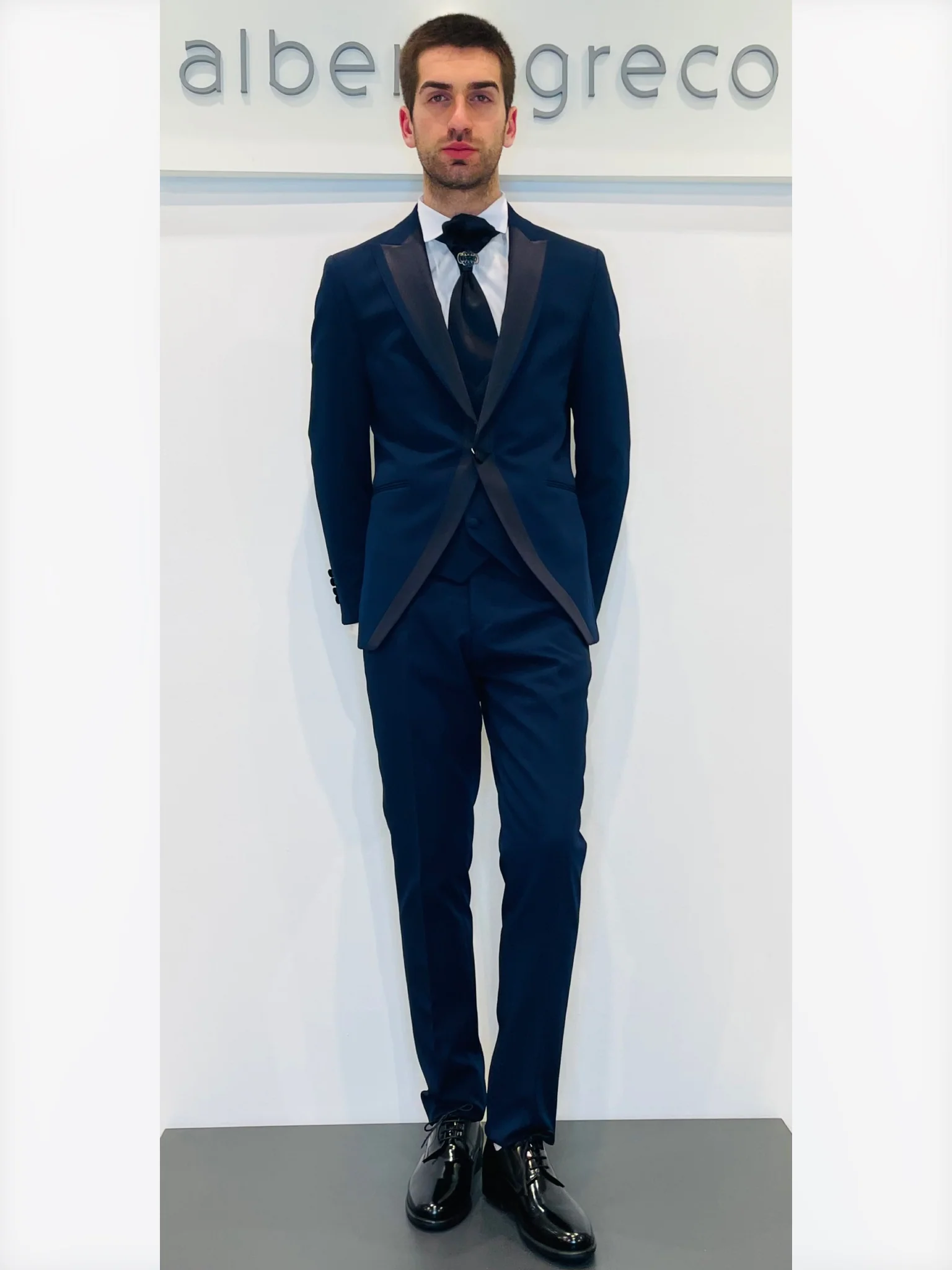 Completo cerimonia con giacca con rever con inserto in raso - immagine 2