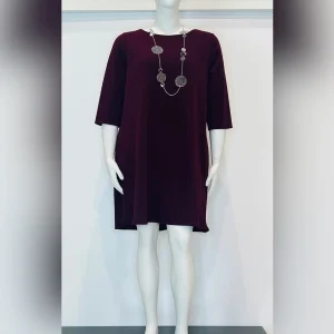 Abito corto svasato con tasche invisibili in cucitura fianco