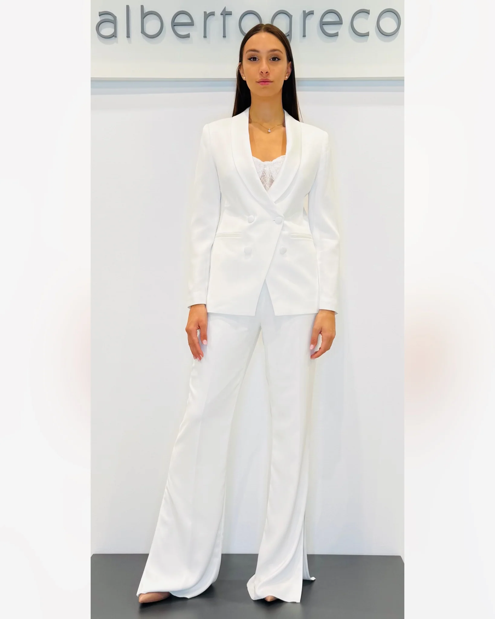 Completo bustier in pizzo, giacca e pantaloni in crepe - immagine 3