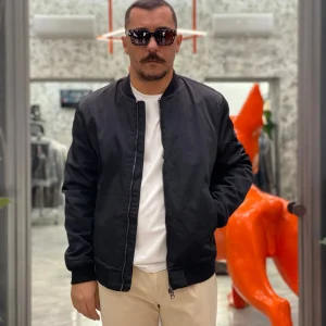 BOMBER IN NYLON MODELLO COLLEGE CON TASCHE ZIP ED ELASTICO AL FONDO - COMFORT FIT GL357R.NER