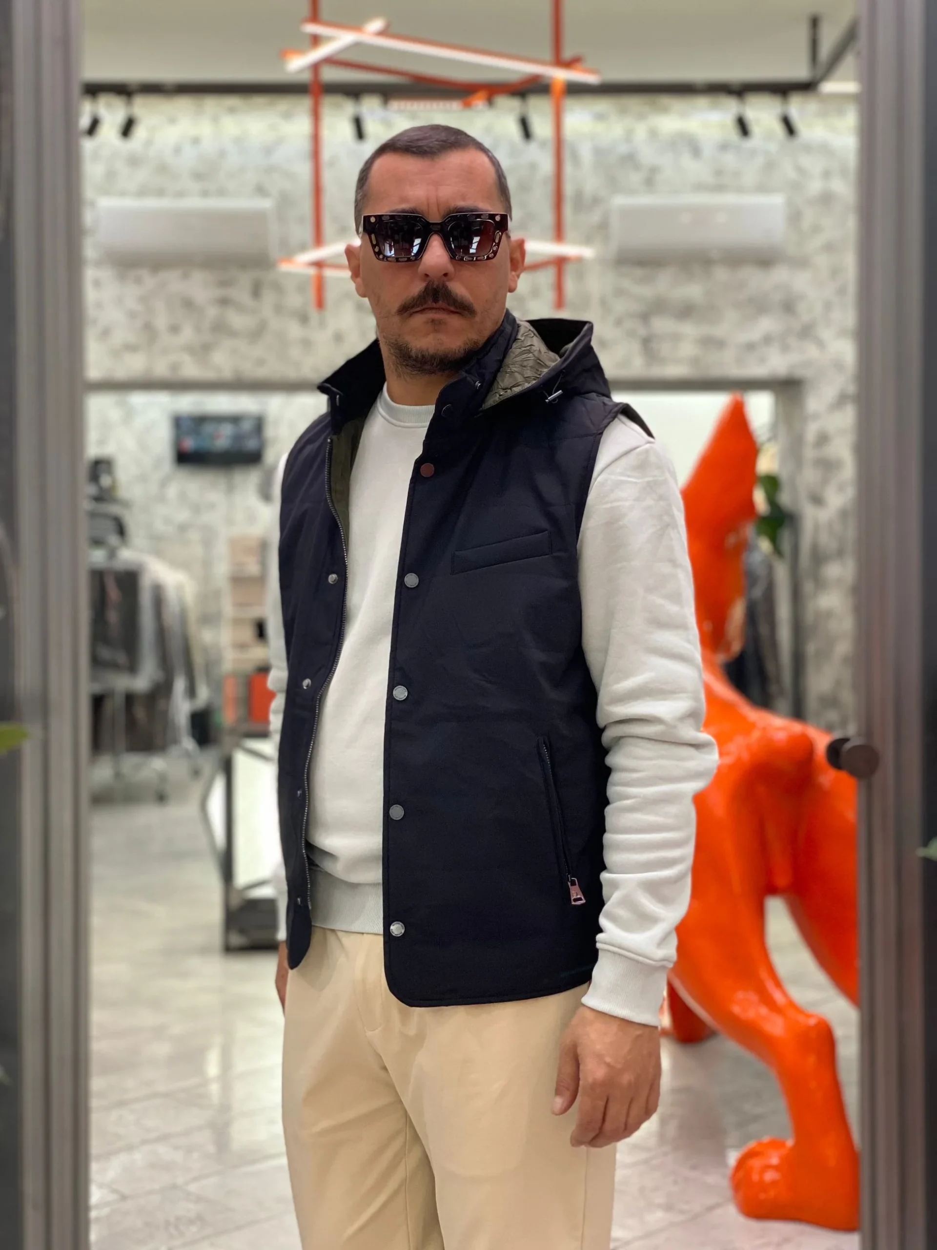 GIUBBINO SMANICATO IN LEGGERA IMBOTTITURA CON 44% DI LANA VERGINE - CAPPUCCIO REMVIBILE E CHIUSURA ZIP/BOTTONI AUTOMATICI - REGULAR FIT GL361R.NER - immagine 4