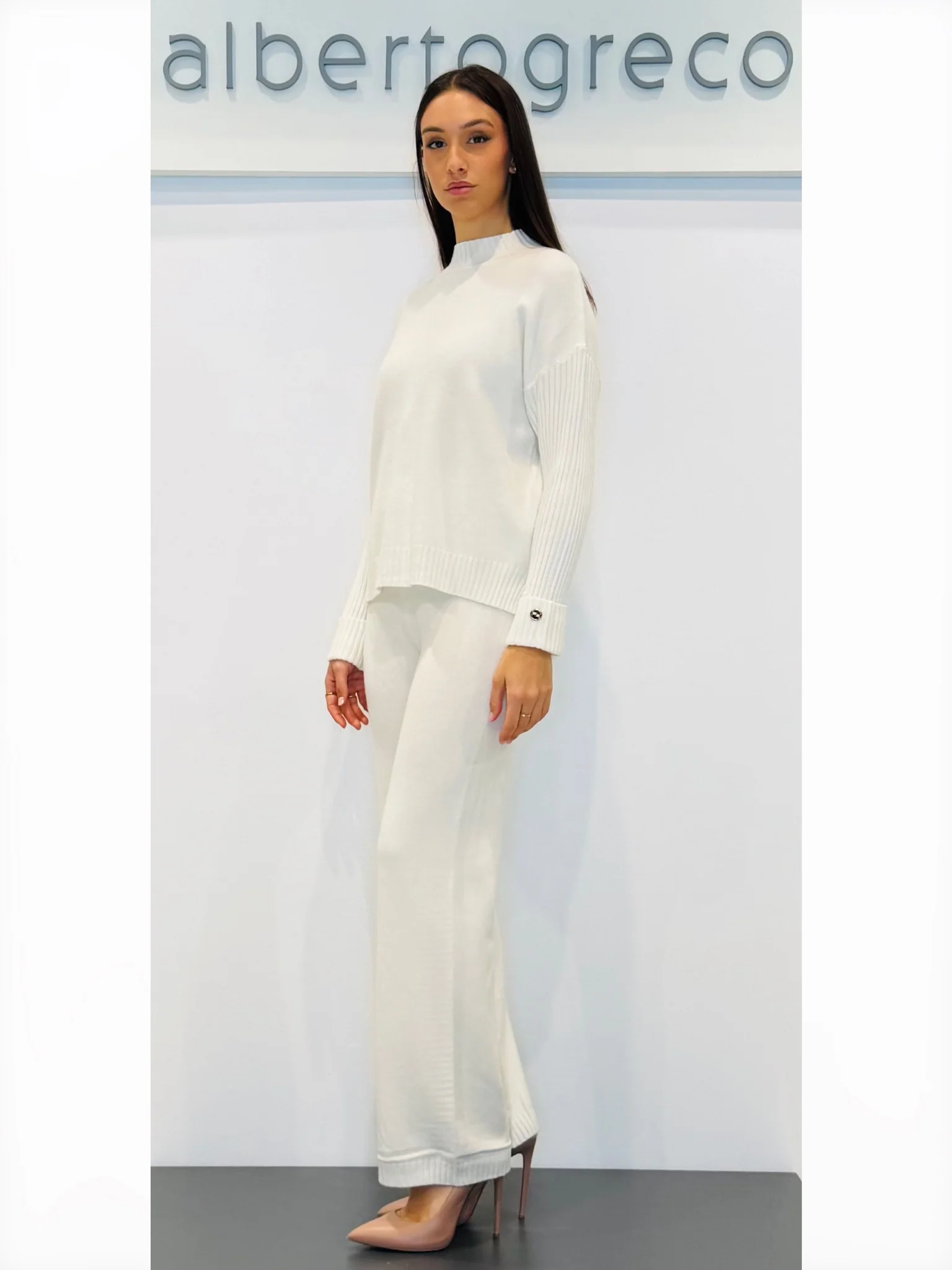 Coordinato maglia ampia e pantaloni - immagine 8