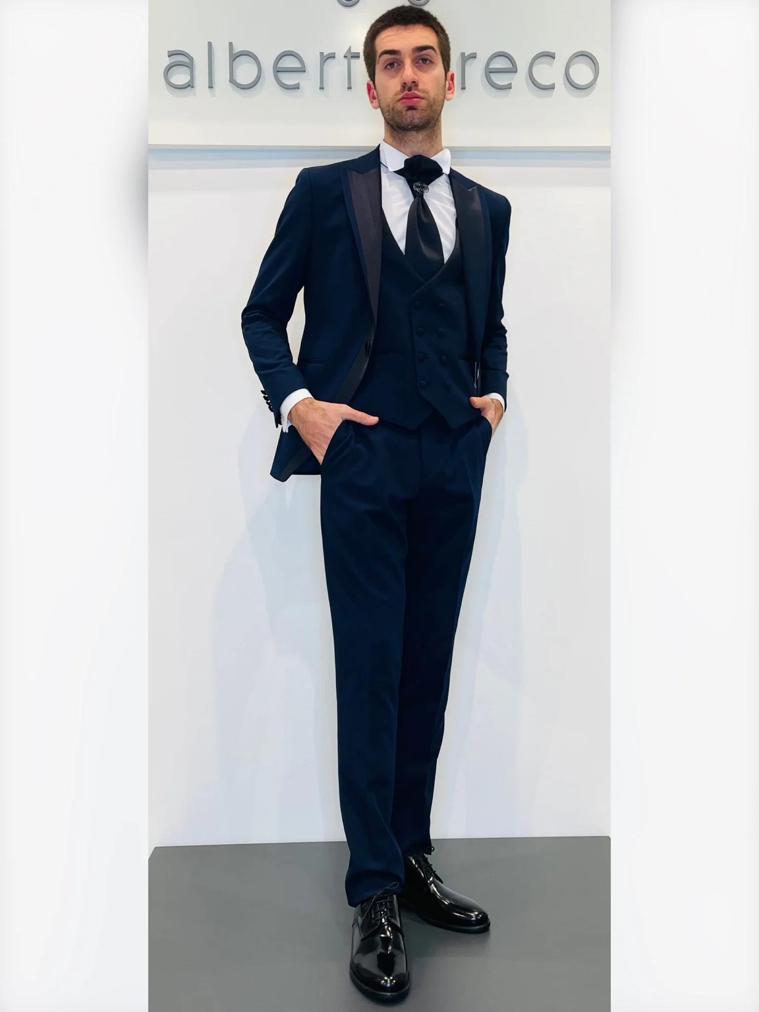 Completo cerimonia con giacca con rever con inserto in raso - immagine 6