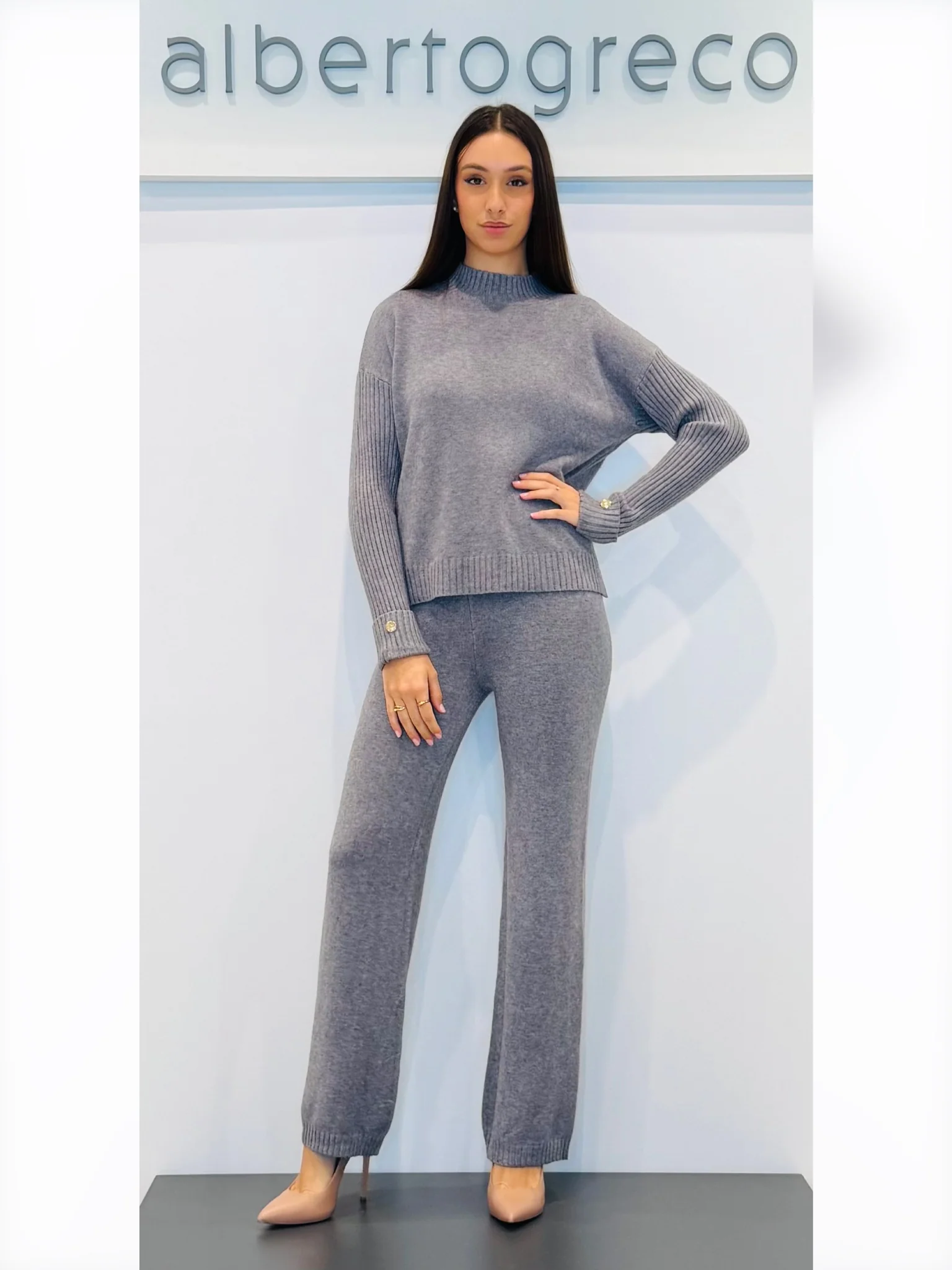 Coordinato maglia ampia e pantaloni - immagine 7