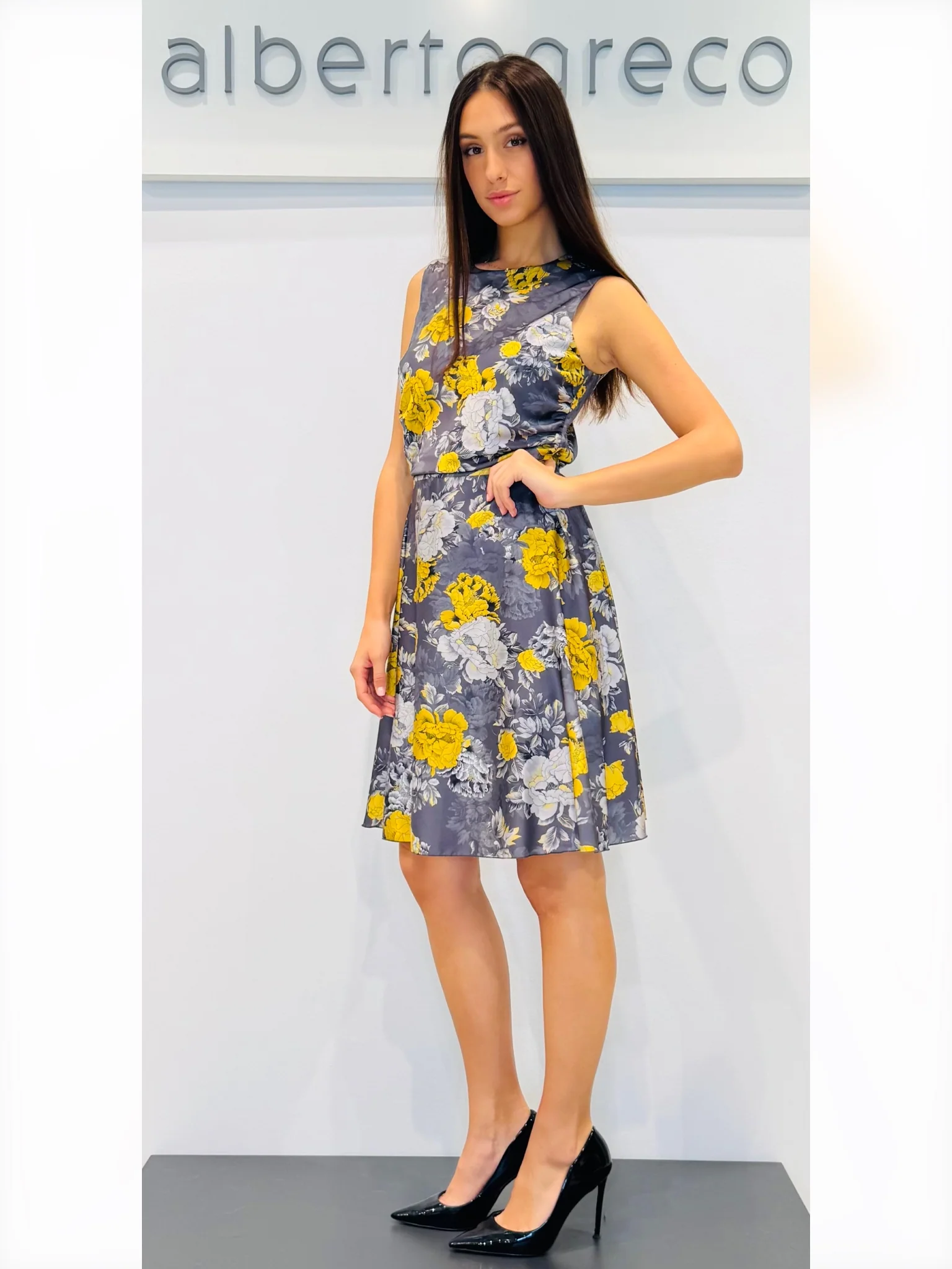 Abito corto in fantasia floreale - immagine 3