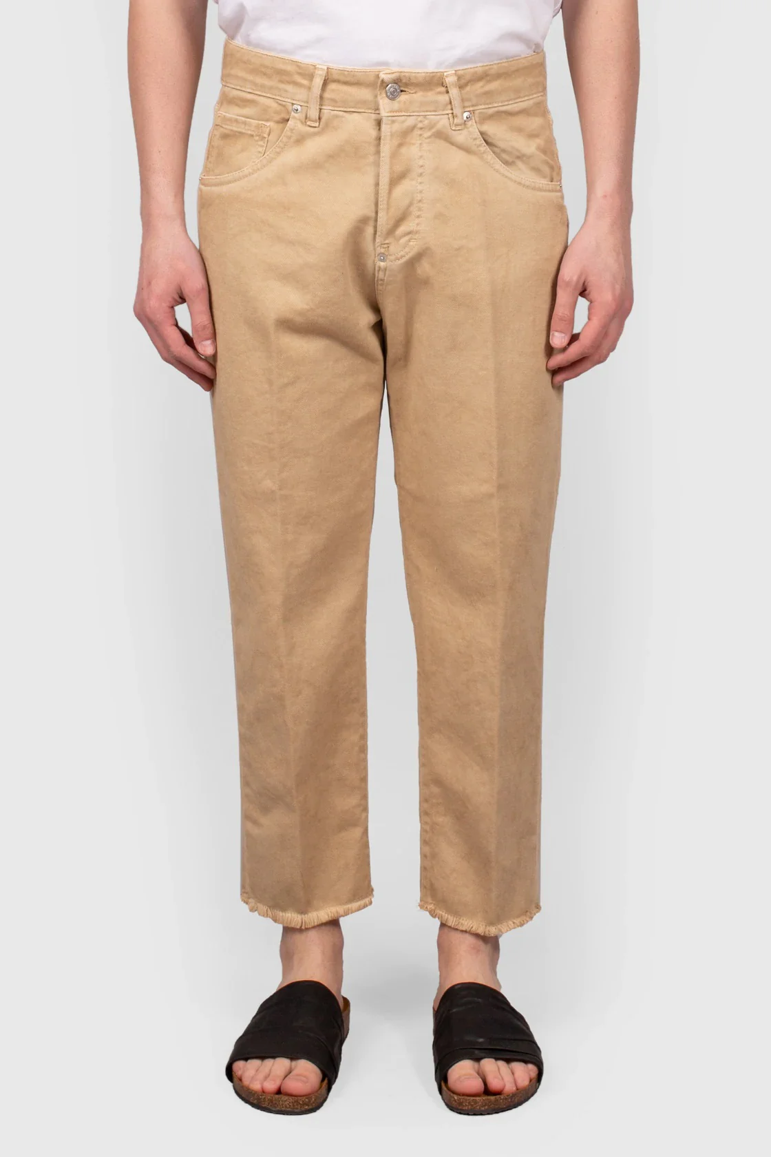 JEANS CROPPED FIT CON ORLO SFILACCIATO