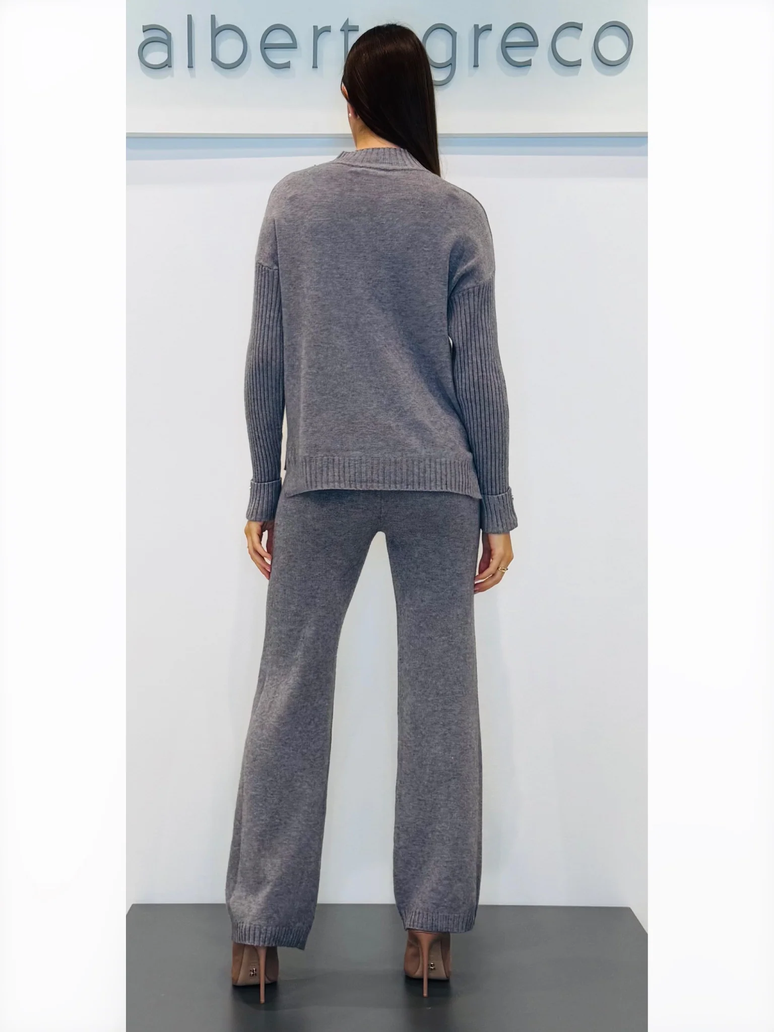 Coordinato maglia ampia e pantaloni - immagine 6