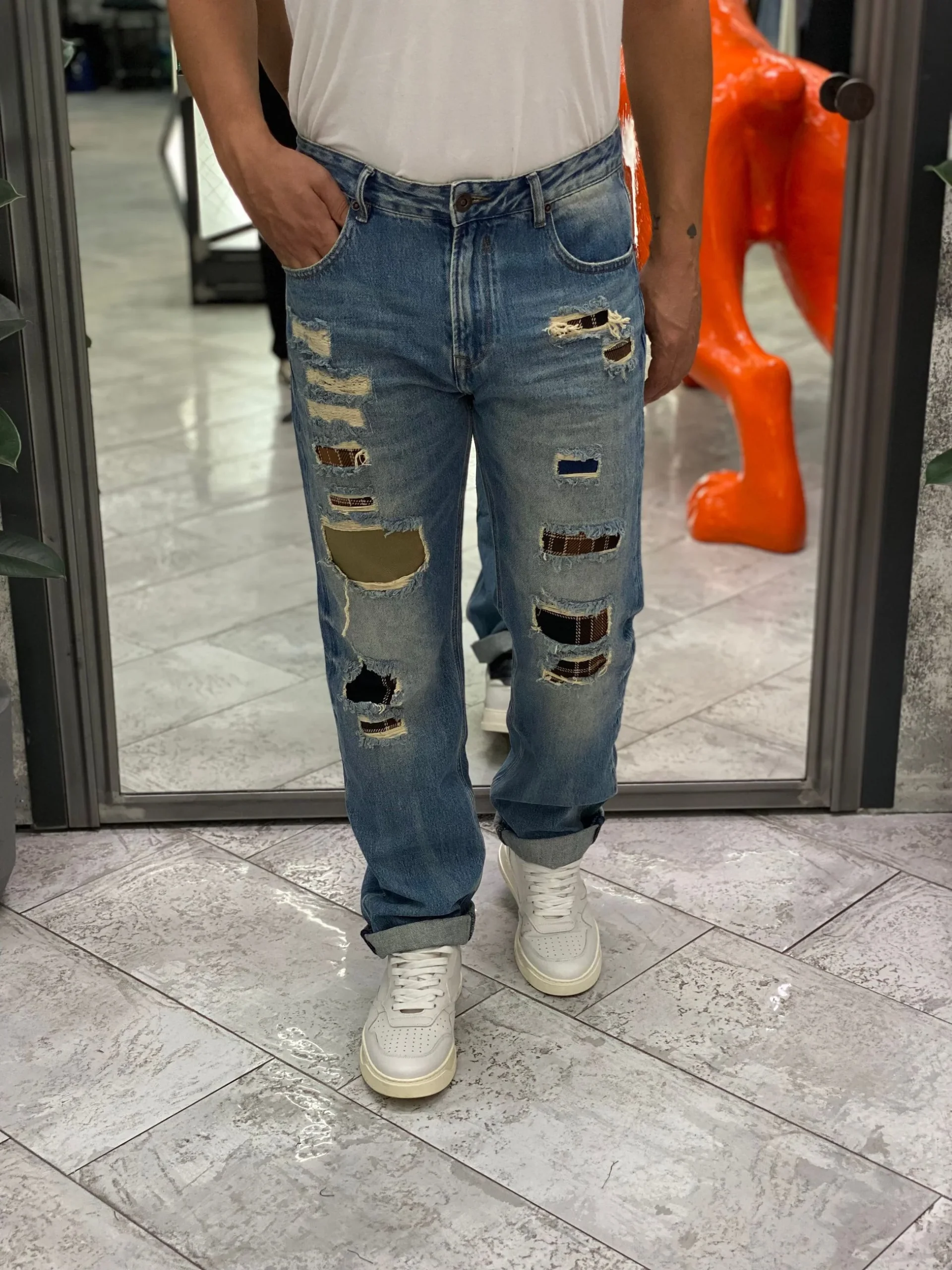JEANS ALEX LAVAGGIO CHIARO CON STRAPPI E RIPARAZIONI PATCH A QUADRI - STRAIGHT FIT GL196F - immagine 4
