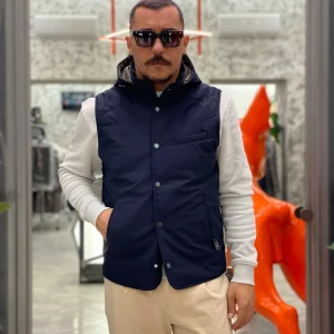 GIUBBINO SMANICATO IN LEGGERA IMBOTTITURA CON 44% DI LANA VERGINE - CAPPUCCIO REMVIBILE E CHIUSURA ZIP/BOTTONI AUTOMATICI - REGULAR FIT GL361R.BLU