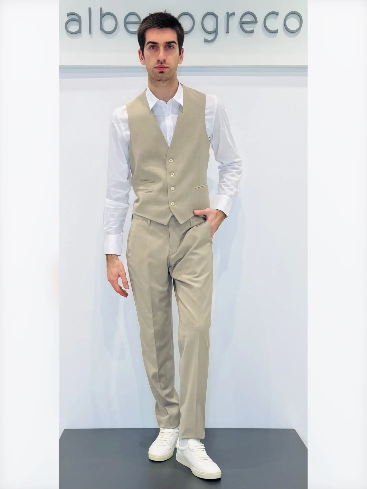 Abito due bottoni con gile - immagine 9