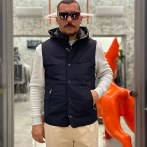 GIUBBINO SMANICATO IN LEGGERA IMBOTTITURA CON 44% DI LANA VERGINE - CAPPUCCIO REMVIBILE E CHIUSURA ZIP/BOTTONI AUTOMATICI - REGULAR FIT GL361R.NER