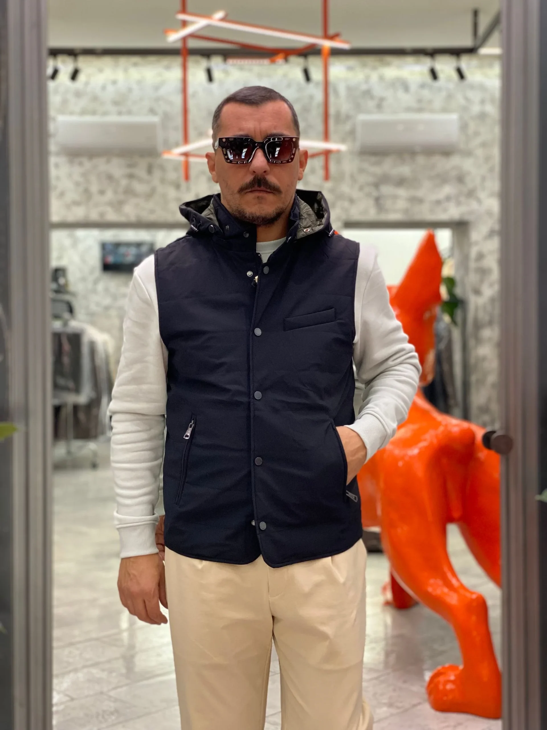 GIUBBINO SMANICATO IN LEGGERA IMBOTTITURA CON 44% DI LANA VERGINE - CAPPUCCIO REMVIBILE E CHIUSURA ZIP/BOTTONI AUTOMATICI - REGULAR FIT GL361R.NER