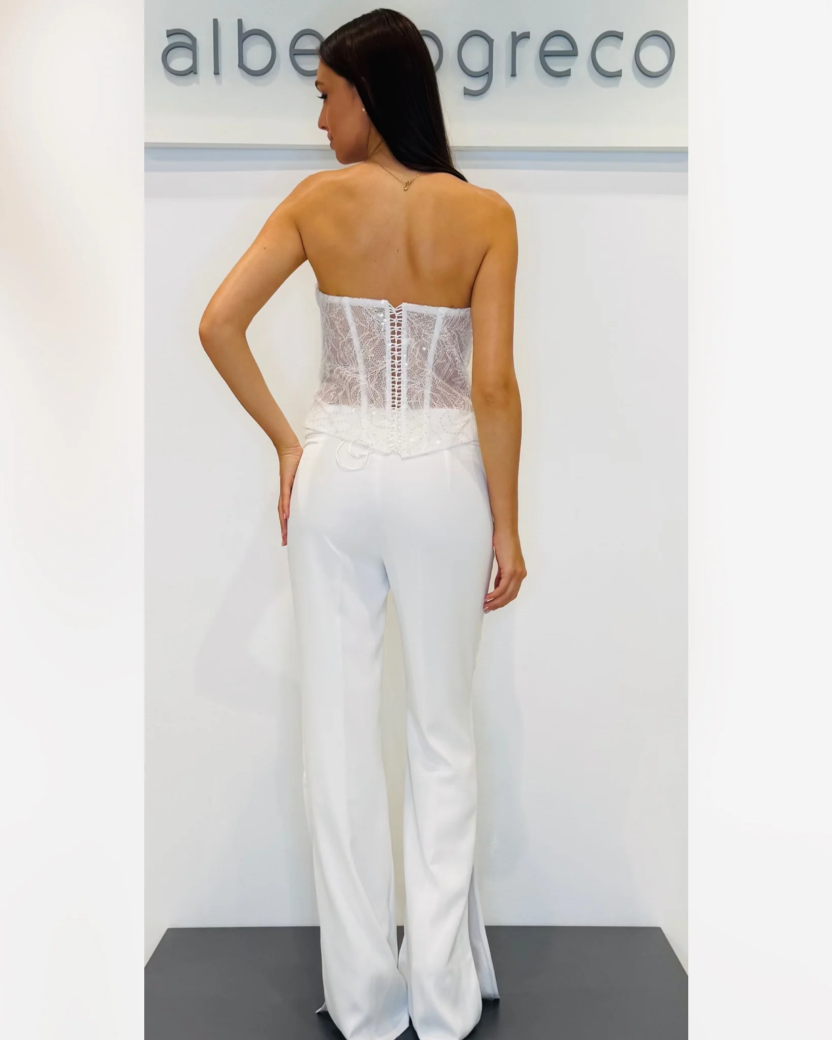 Completo bustier in pizzo, giacca e pantaloni in crepe - immagine 6