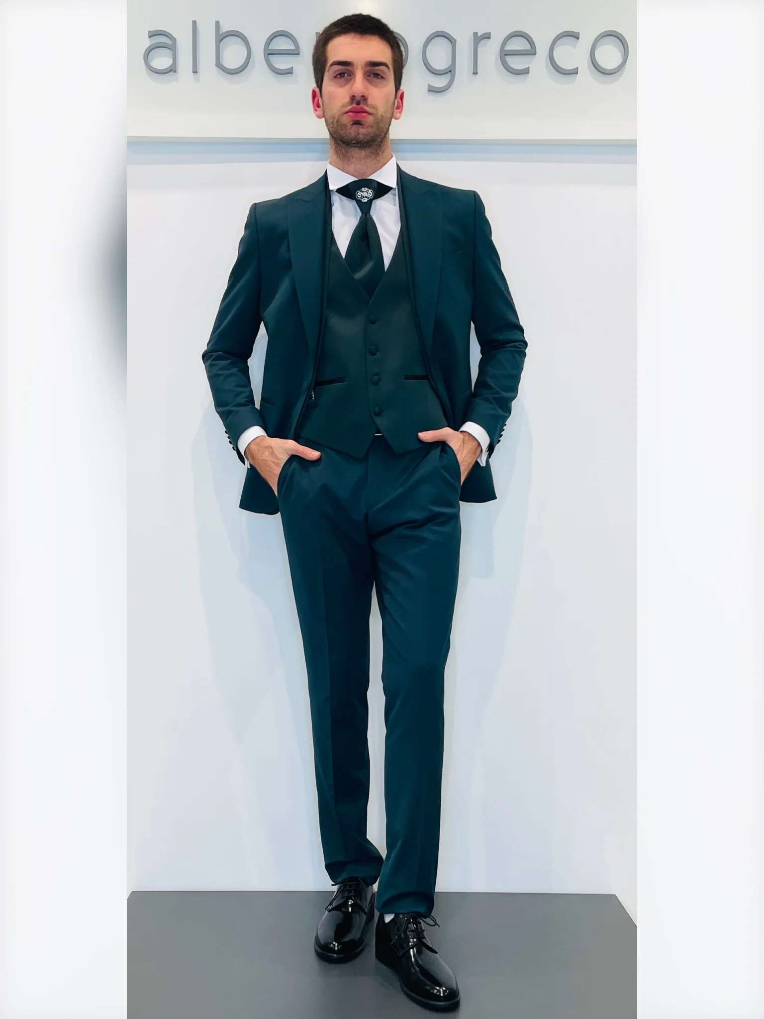 Completo cerimonia con giacca con motivo in raso su davanti - immagine 8