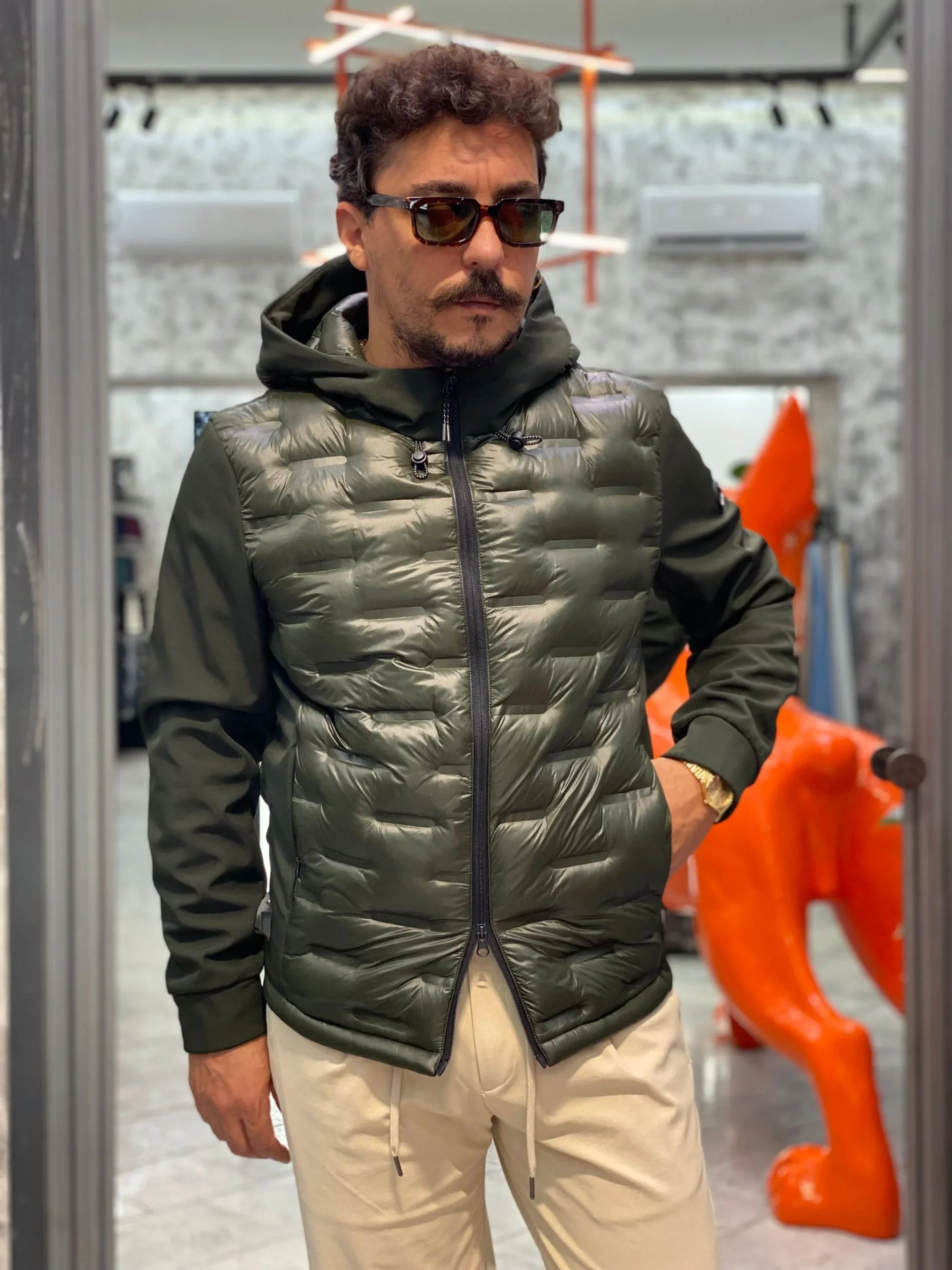 GIUBBINO NYLON CON CAPPUCCIO TRAPUNTATO IN TESSUTO SOFTSHELL STRETCH - REGULAR FIT MK9940015.MIL - immagine 2