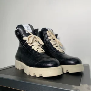 ANFIBIO IN PELLE MARTELLATA CON SUOLA CARROARMATO