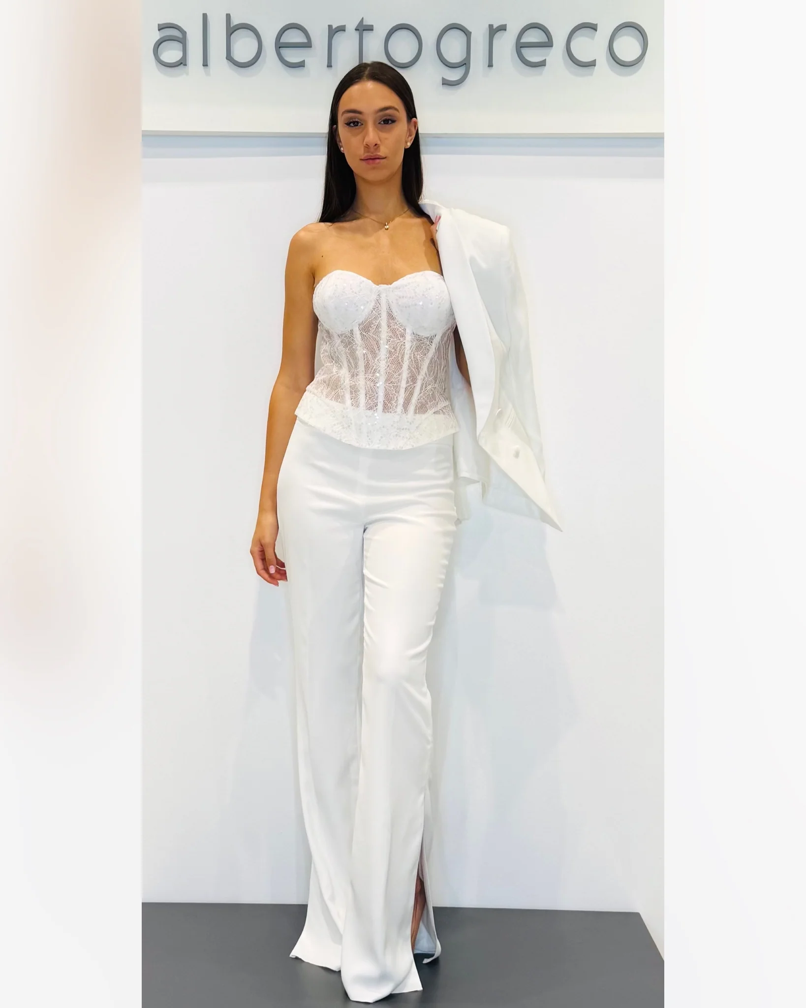Completo bustier in pizzo, giacca e pantaloni in crepe - immagine 5