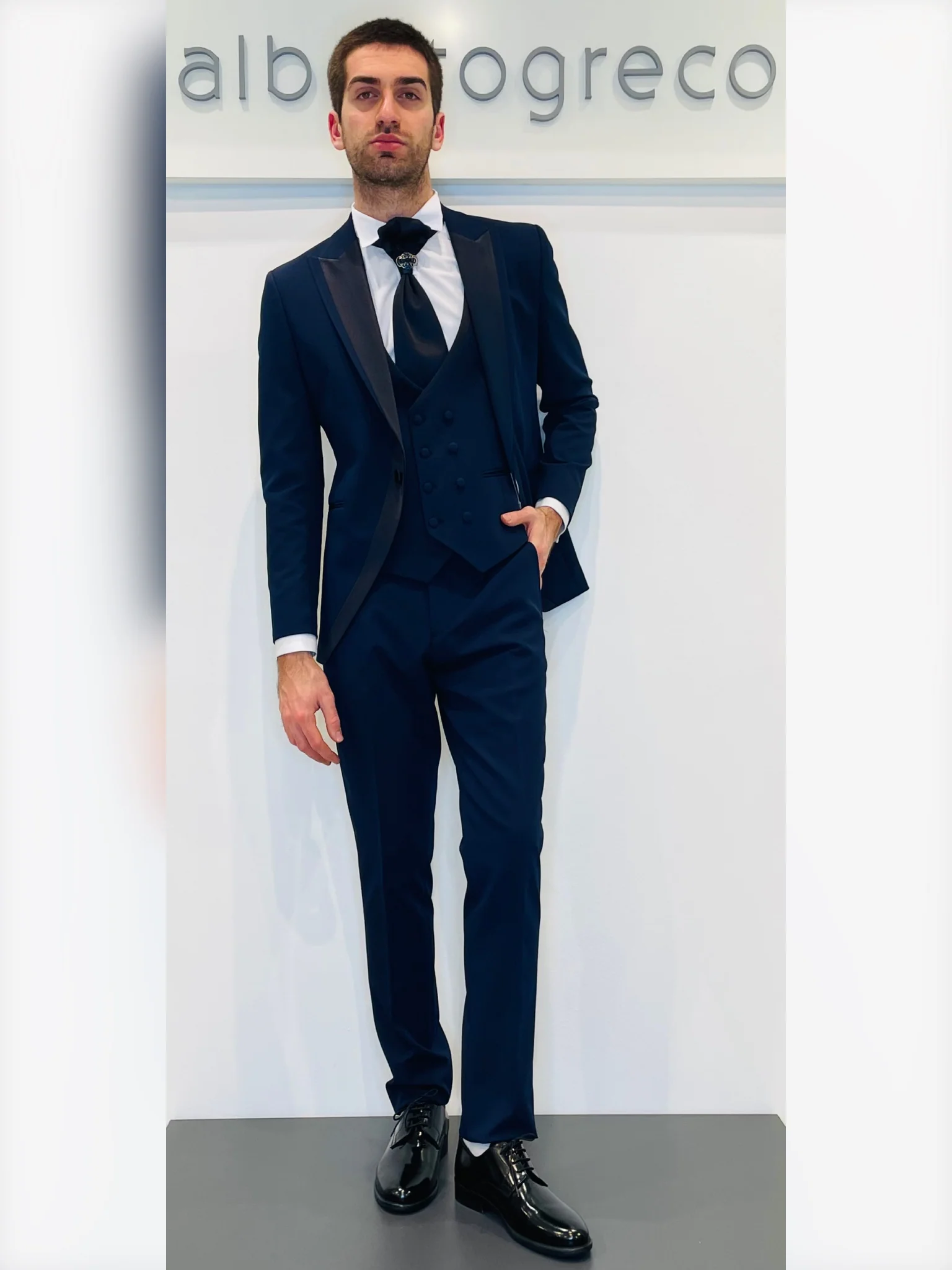 Completo cerimonia con giacca con rever con inserto in raso - immagine 5