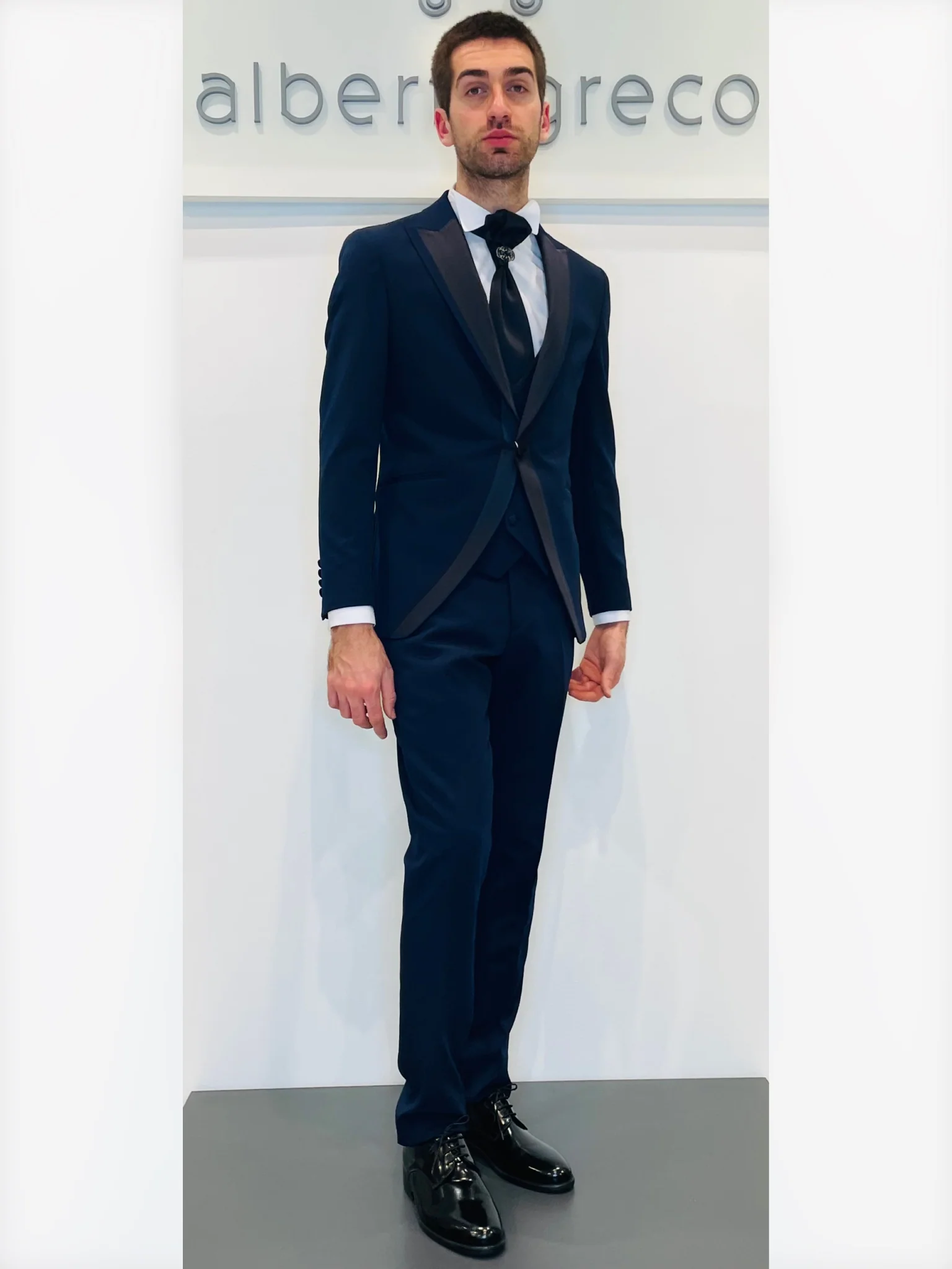 Completo cerimonia con giacca con rever con inserto in raso - immagine 3