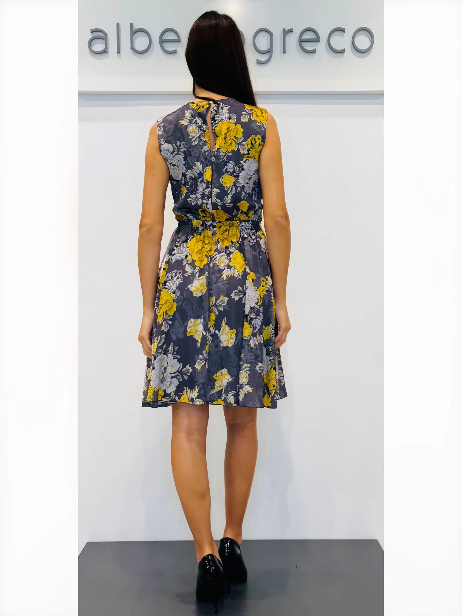 Abito corto in fantasia floreale - immagine 4