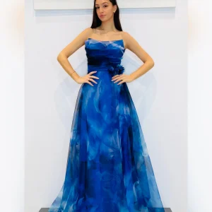 Abito bustier fantasia in organza con gonna ampia