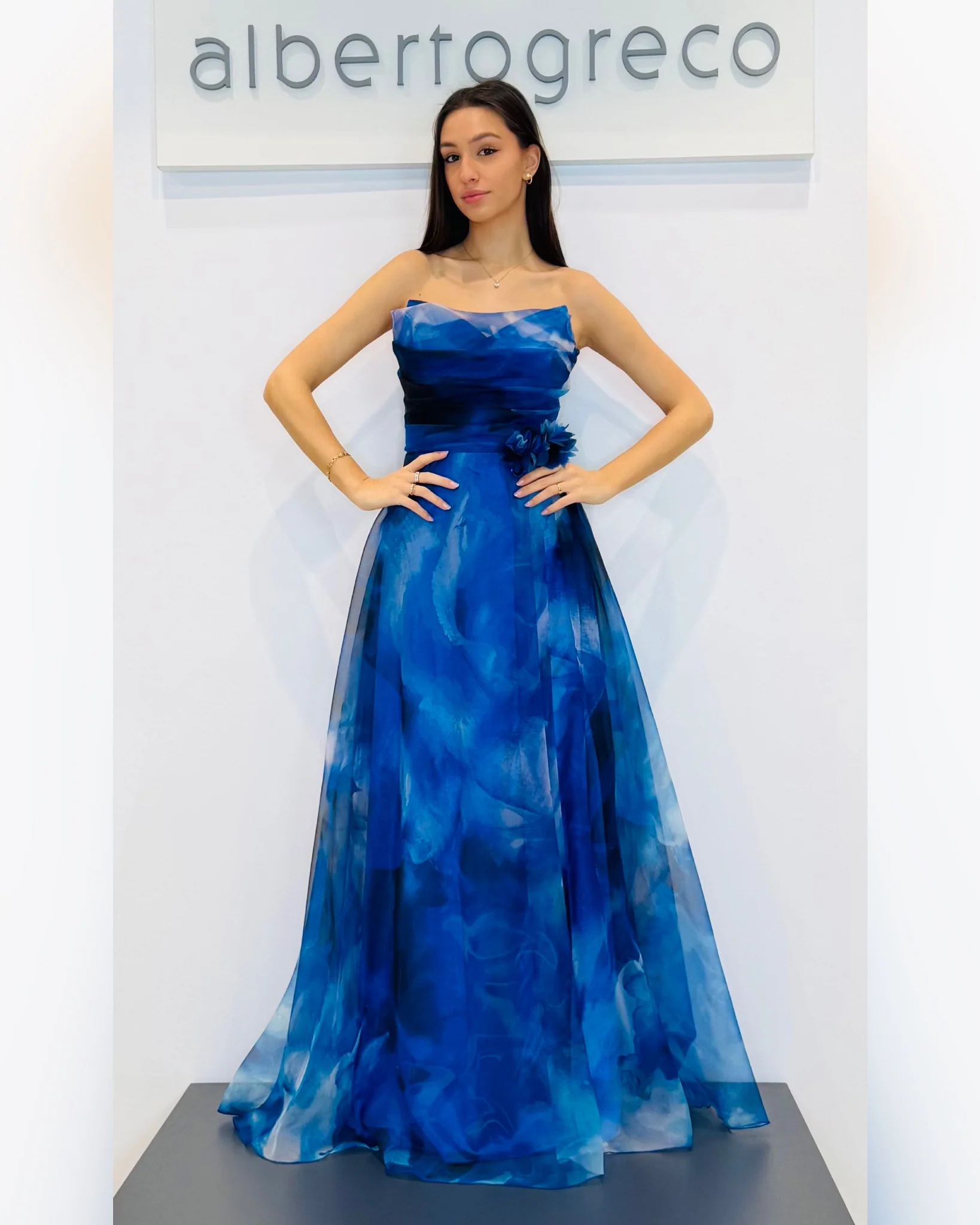 Abito bustier fantasia in organza con gonna ampia