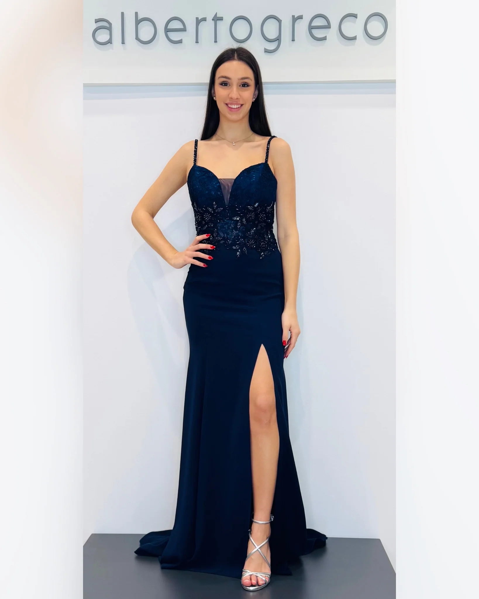 Abito a sirena con corpetto ricamato - immagine 6