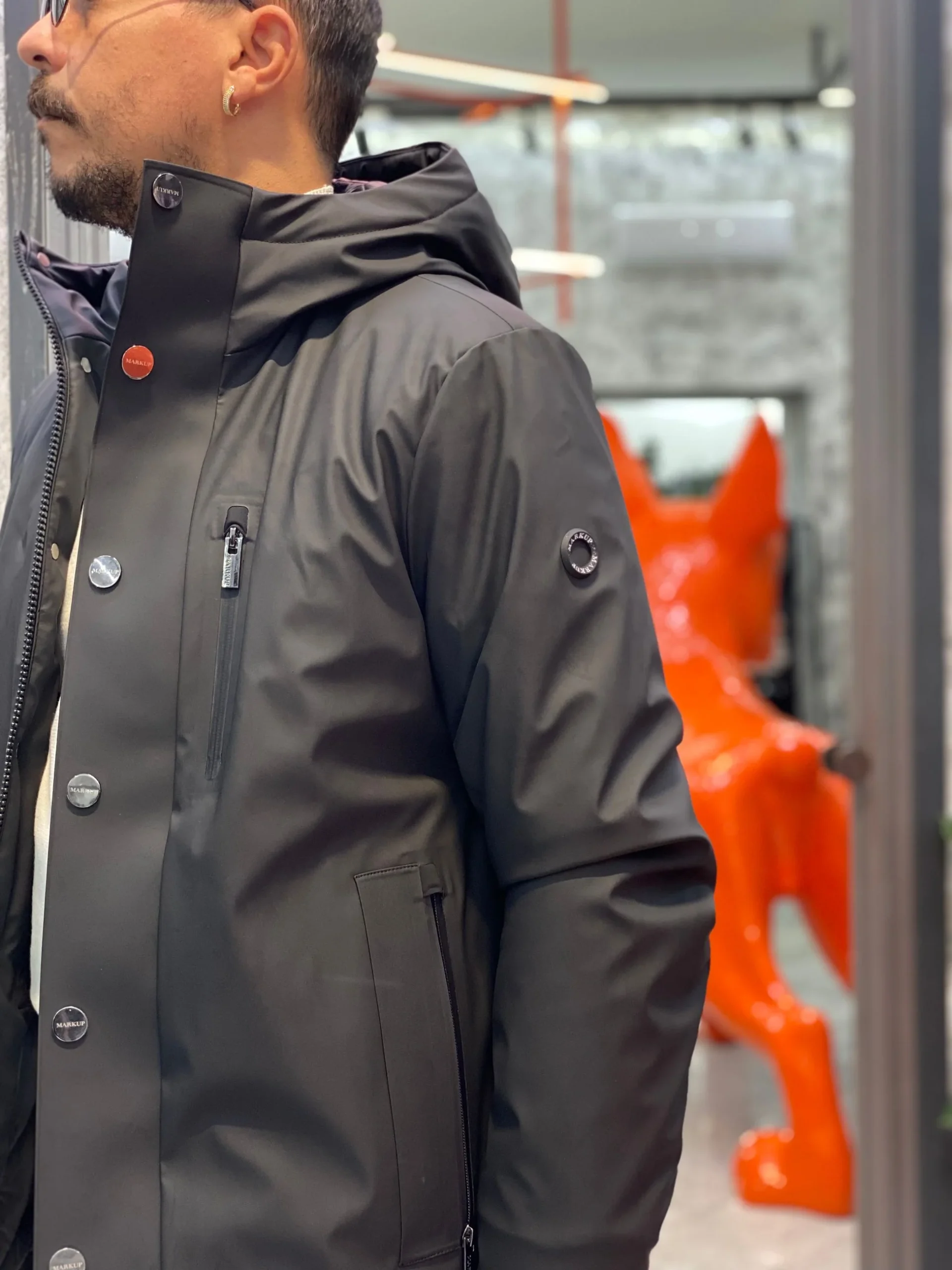 PARKA GOMMATO CON CAPPUCCIO E CHIUSURA ZIP/BOTTONI AUTOMATICI. STRETCH AND TECHNICAL - REGULAR FIT MK9940025.NER - immagine 7