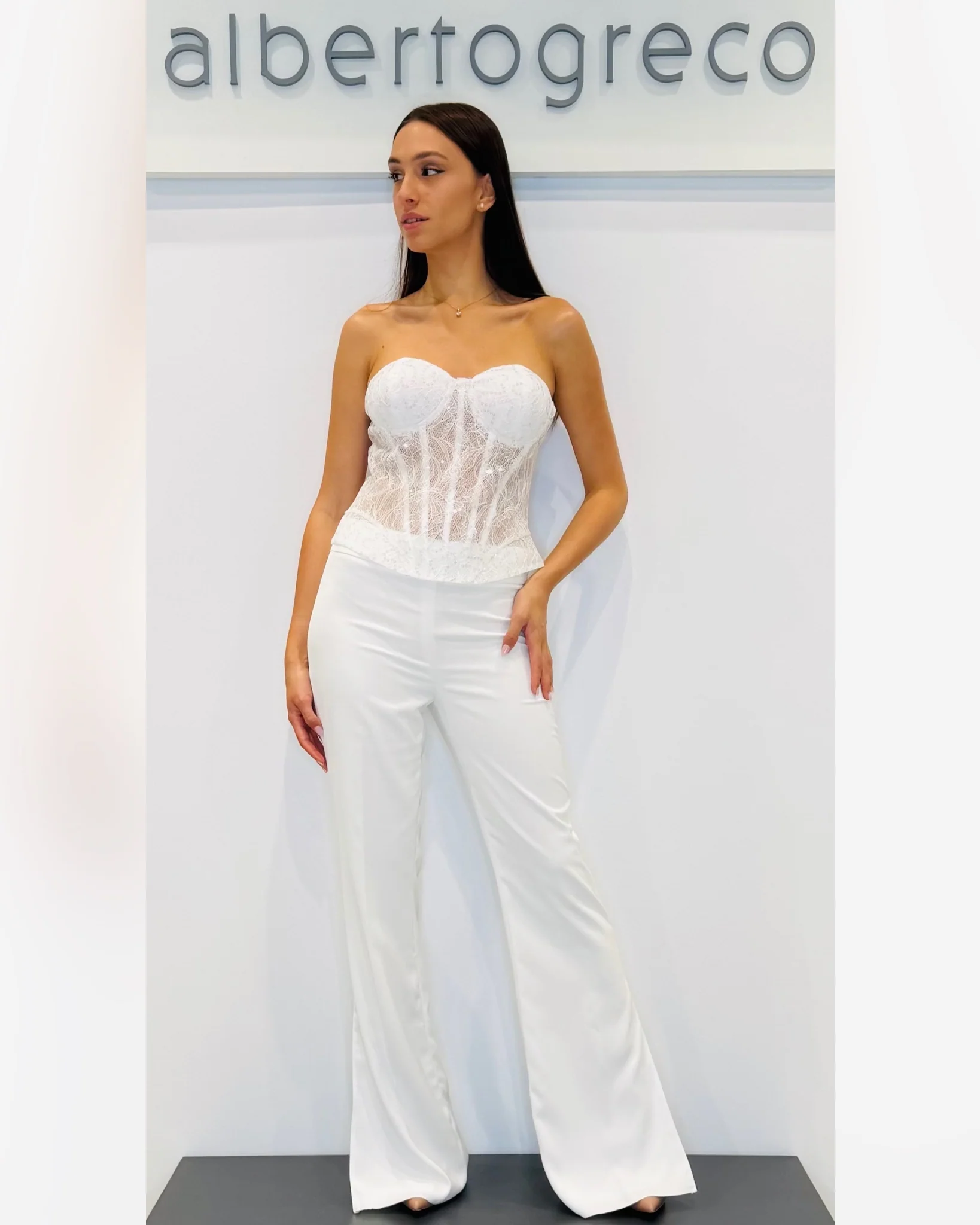 Completo bustier in pizzo, giacca e pantaloni in crepe - immagine 7