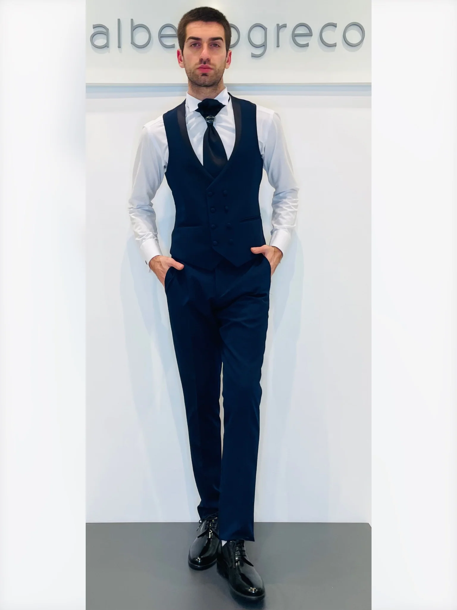 Completo cerimonia con giacca con rever con inserto in raso - immagine 7