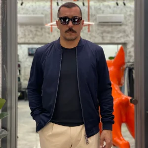 GIUBBINO BOMBER MODELLO COLLEGE IN ECORENNA CON TASCHE ZIP LATERALI - REGULAR FIT GL9715-F25.BLU