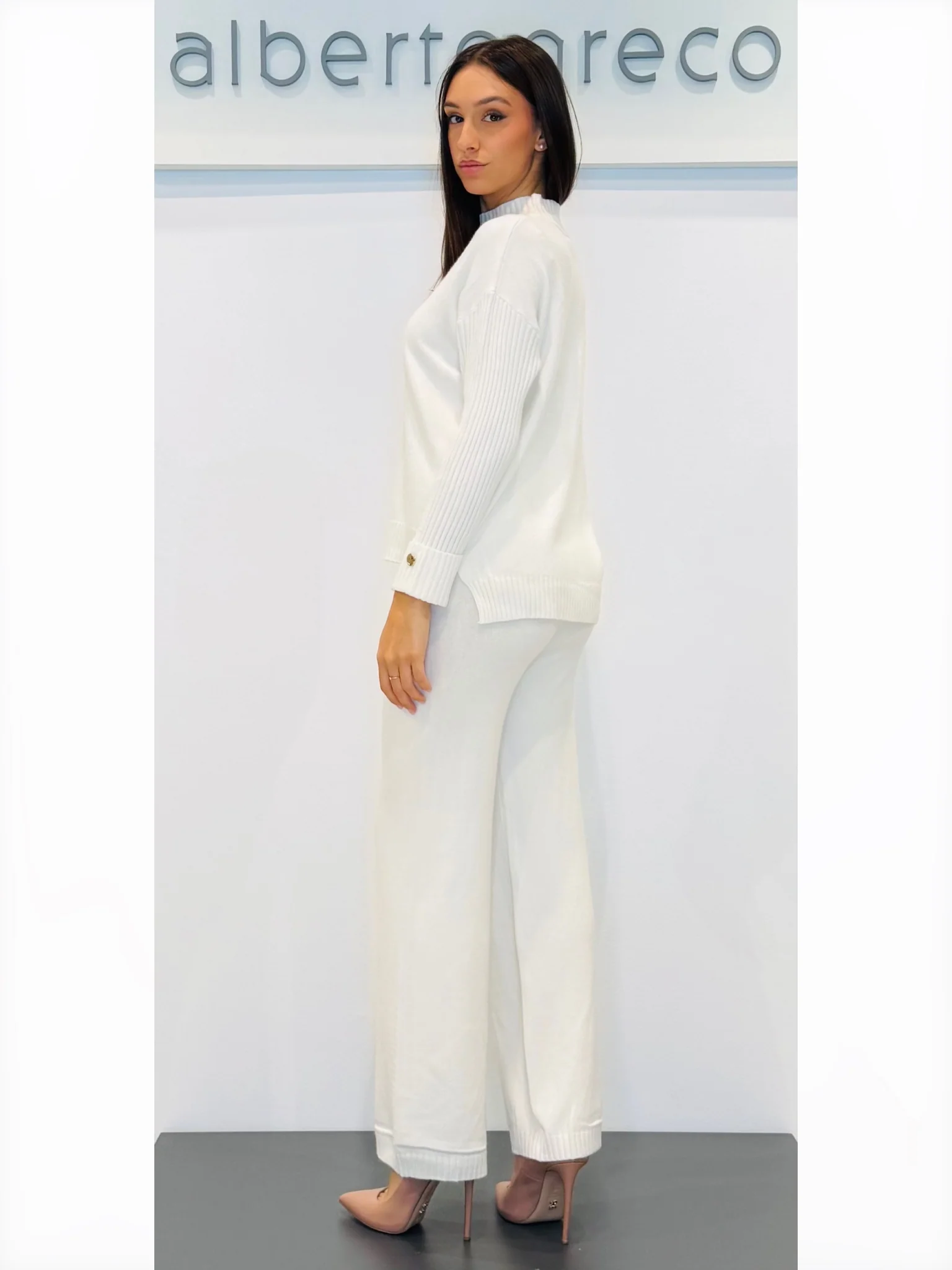 Coordinato maglia ampia e pantaloni - immagine 9