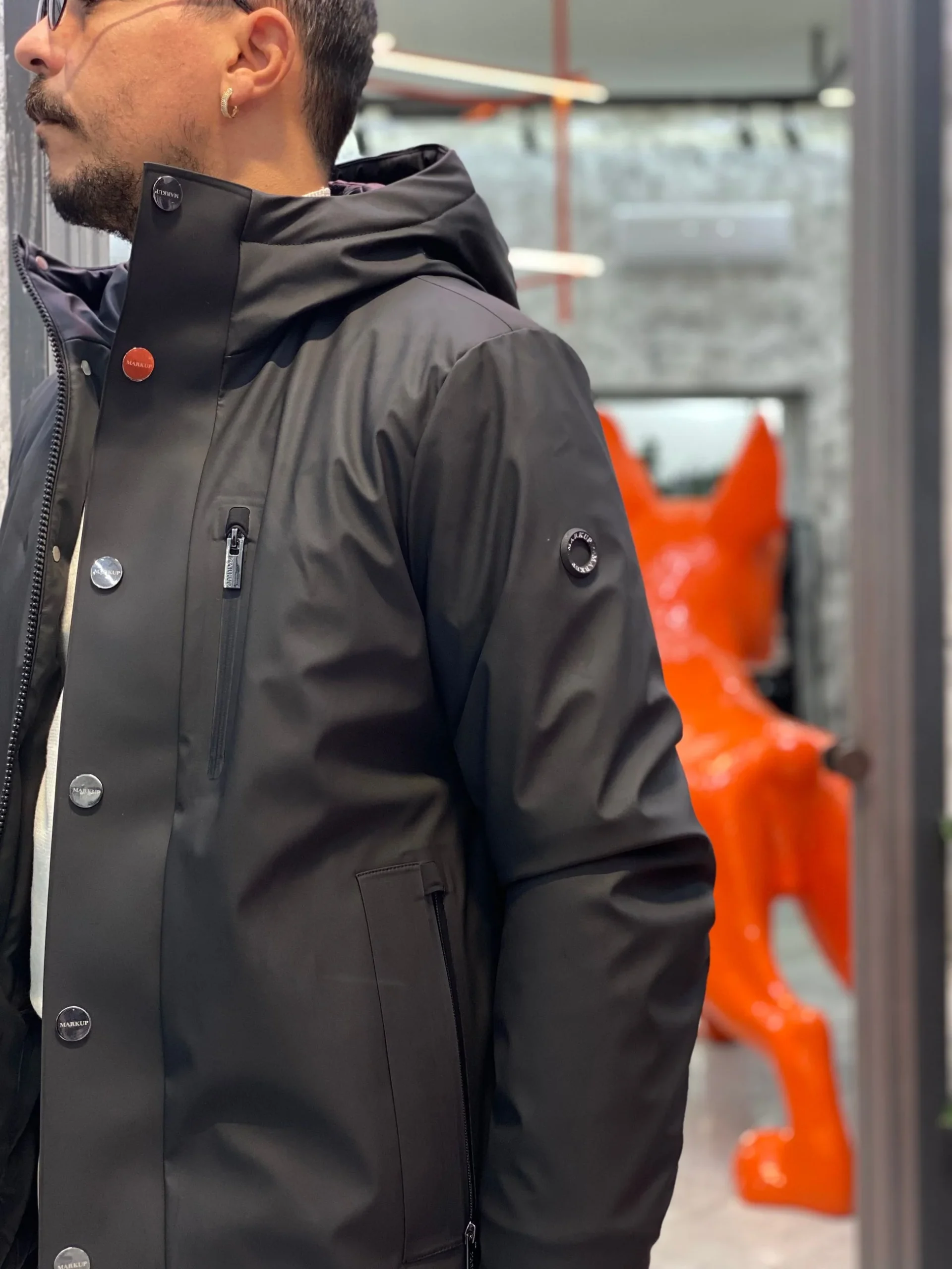 PARKA GOMMATO CON CAPPUCCIO E CHIUSURA ZIP/BOTTONI AUTOMATICI. STRETCH AND TECHNICAL - REGULAR FIT MK9940025.NER - immagine 8