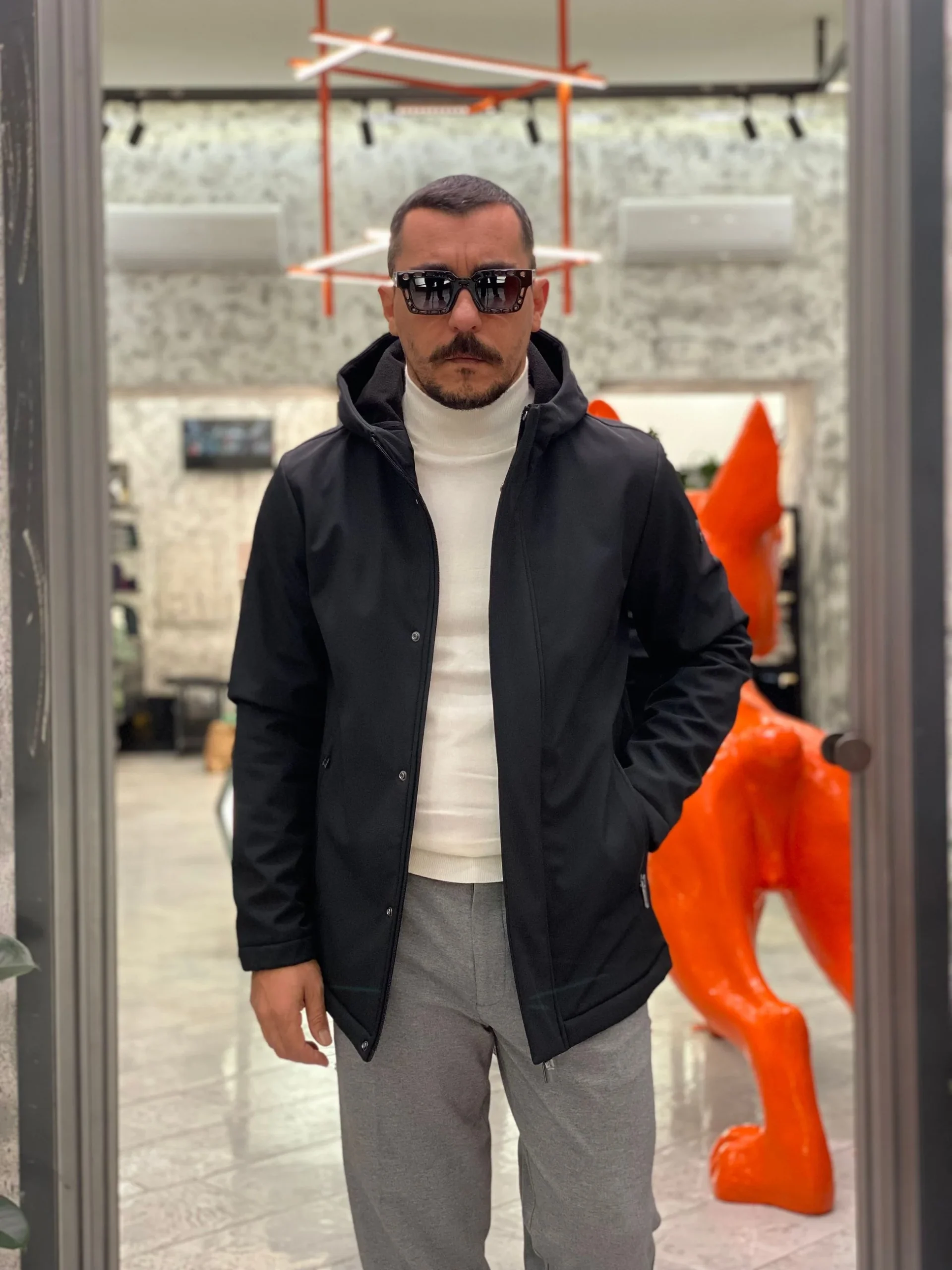 PARKA CORTO CON CAPPUCCIO IN TESSUTO SOFTSHELL ED INTERNO IN PILE - REGULAR FIT MK9940016.NER