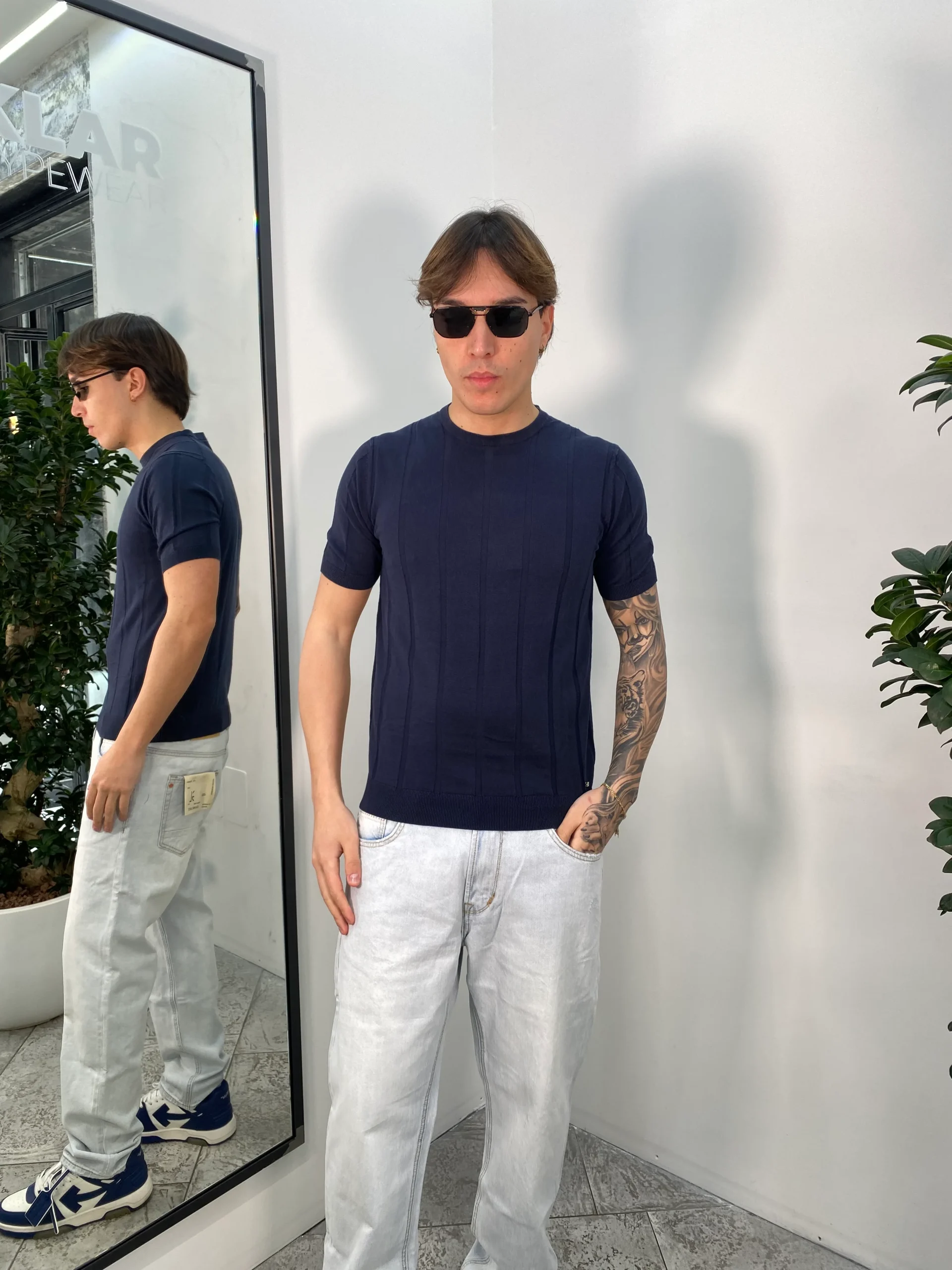 T-SHIRT IN FILO MISTO LINO CON EFFETTO RIGHE VERTICALI - MANICHE E VITA ELASTICIZZATI - SLIM FIT - immagine 2