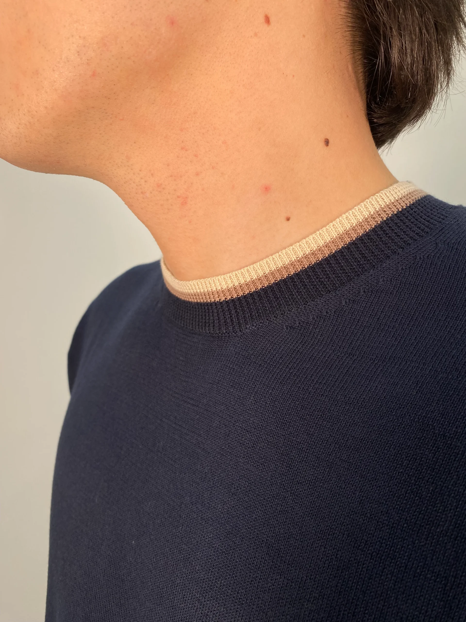 T-SHIRT BASIC IN FILO CON PROFILO AL COLLO IN CONTRASTO - POLSINI E VITA ELASTICIZZATI - SLIM FIT - immagine 6