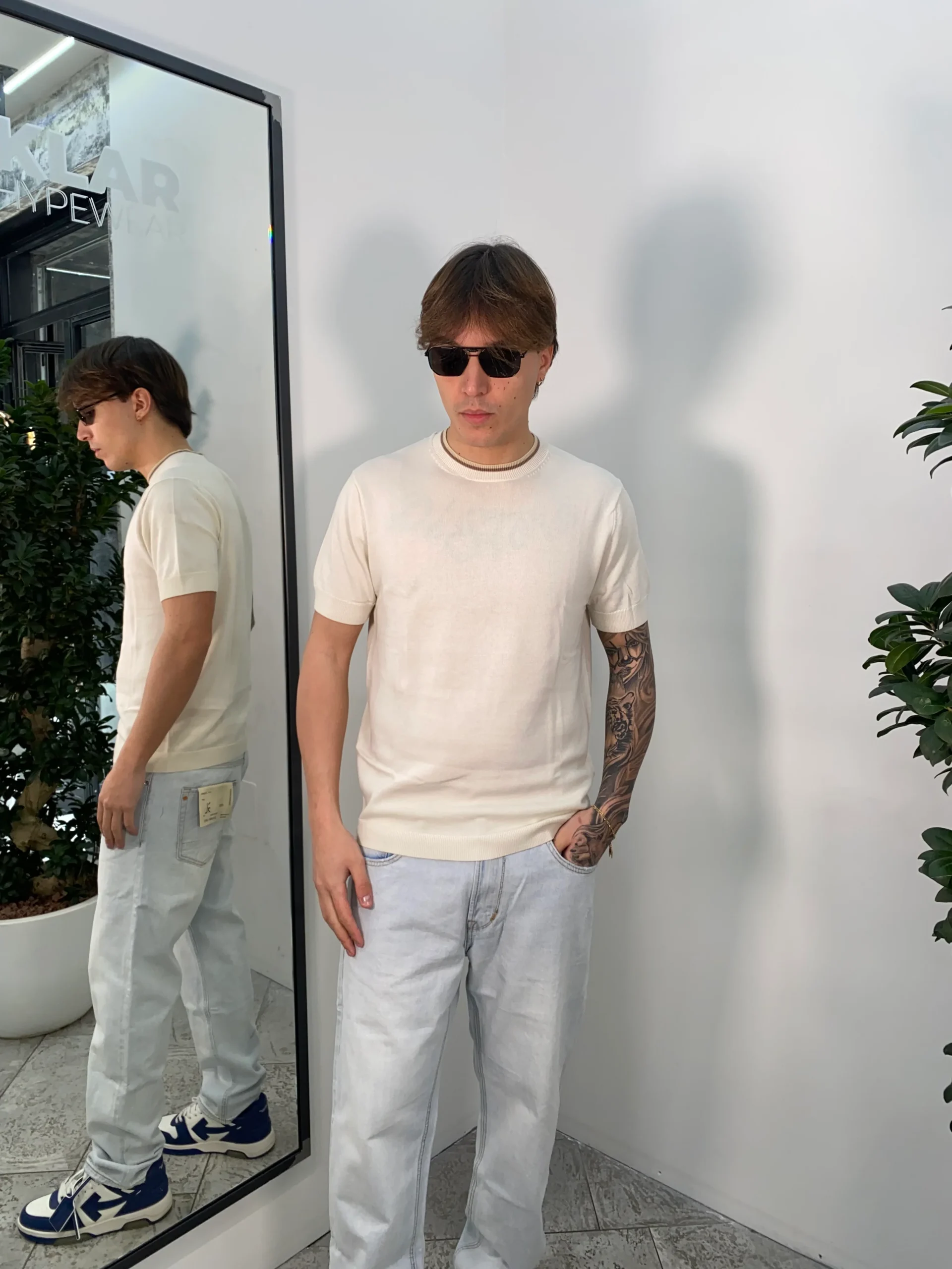 T-SHIRT BASIC IN FILO CON PROFILO AL COLLO IN CONTRASTO - POLSINI E VITA ELASTICIZZATI - SLIM FIT - immagine 2