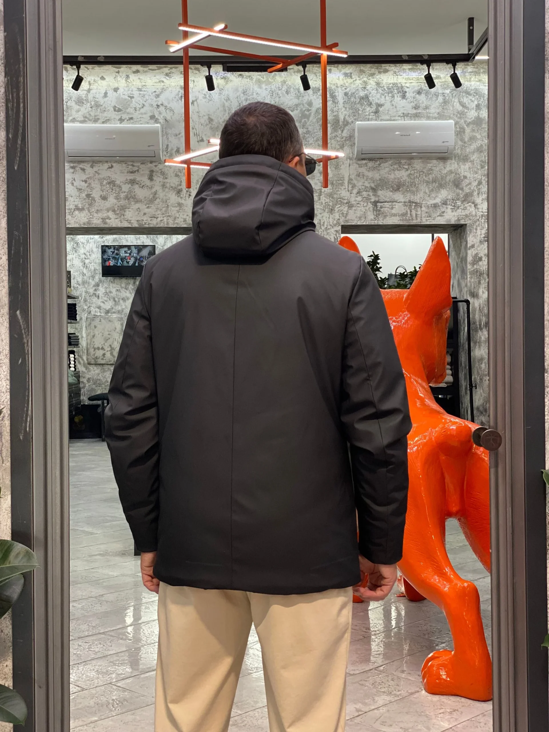 PARKA GOMMATO CON CAPPUCCIO E CHIUSURA ZIP/BOTTONI AUTOMATICI. STRETCH AND TECHNICAL - REGULAR FIT MK9940025.NER - immagine 6