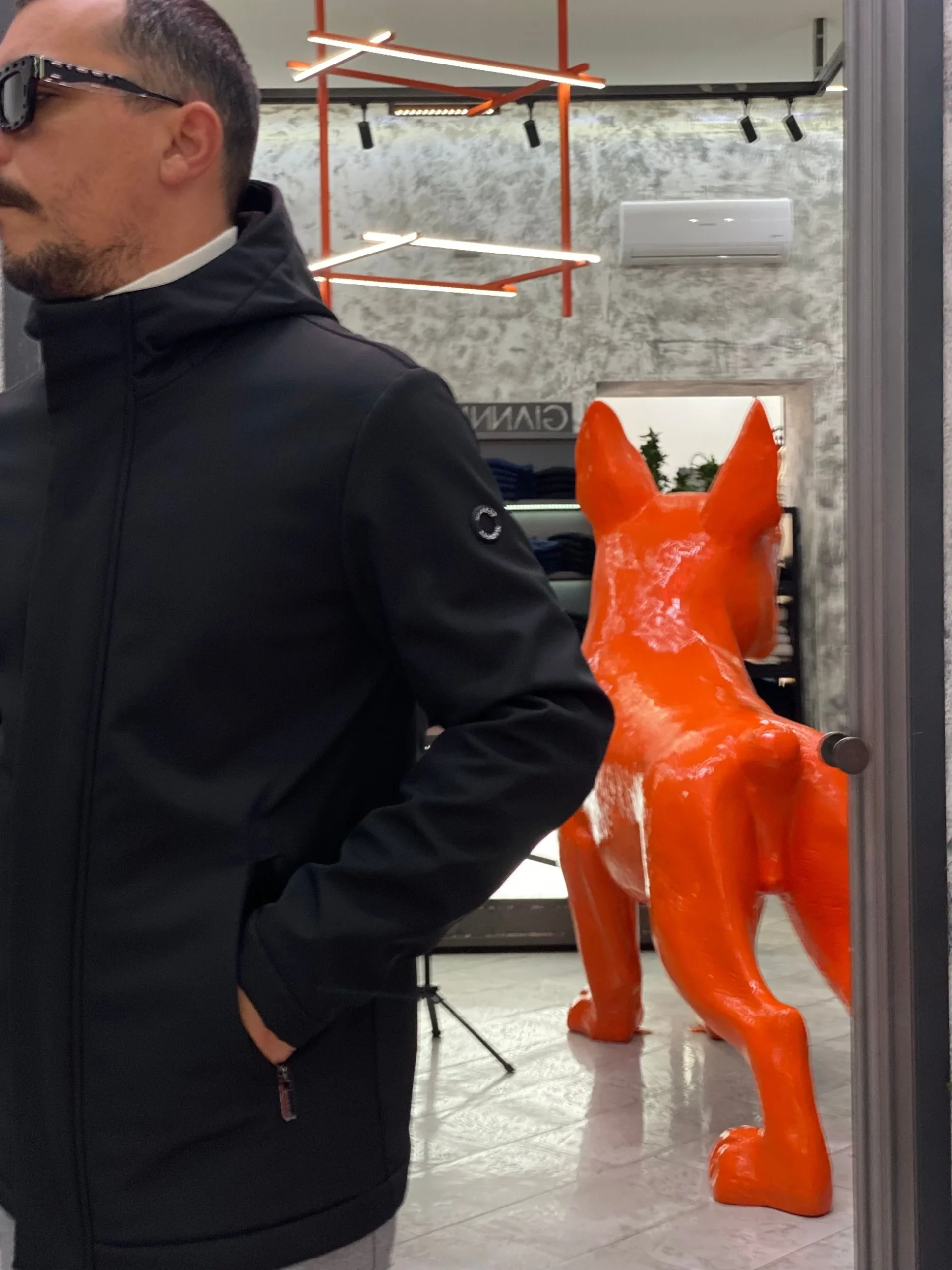 PARKA CORTO CON CAPPUCCIO IN TESSUTO SOFTSHELL ED INTERNO IN PILE - REGULAR FIT MK9940016.NER - immagine 7