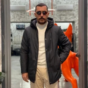 PARKA GOMMATO CON CAPPUCCIO E CHIUSURA ZIP/BOTTONI AUTOMATICI. STRETCH AND TECHNICAL - REGULAR FIT MK9940025.NER